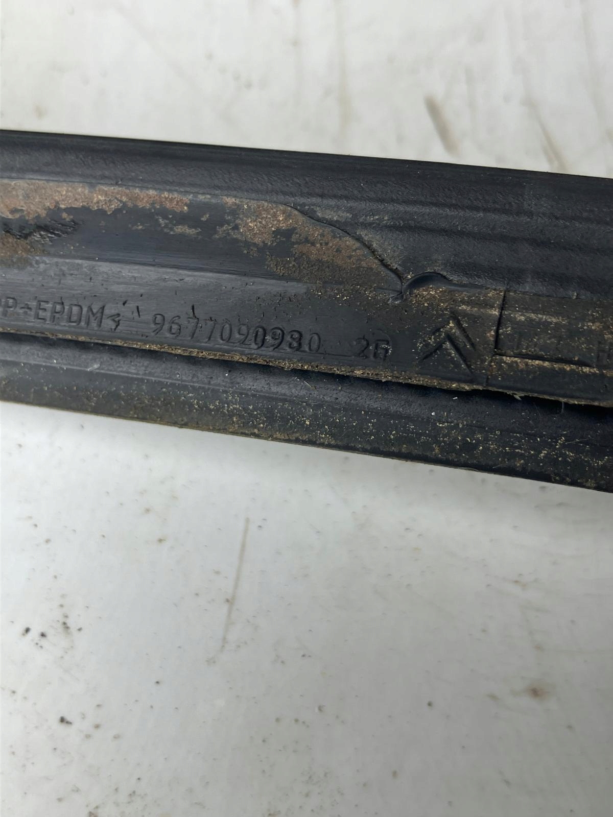 moulding dust CHROM door left front CITROEN C4 PICASSO II 9677090980