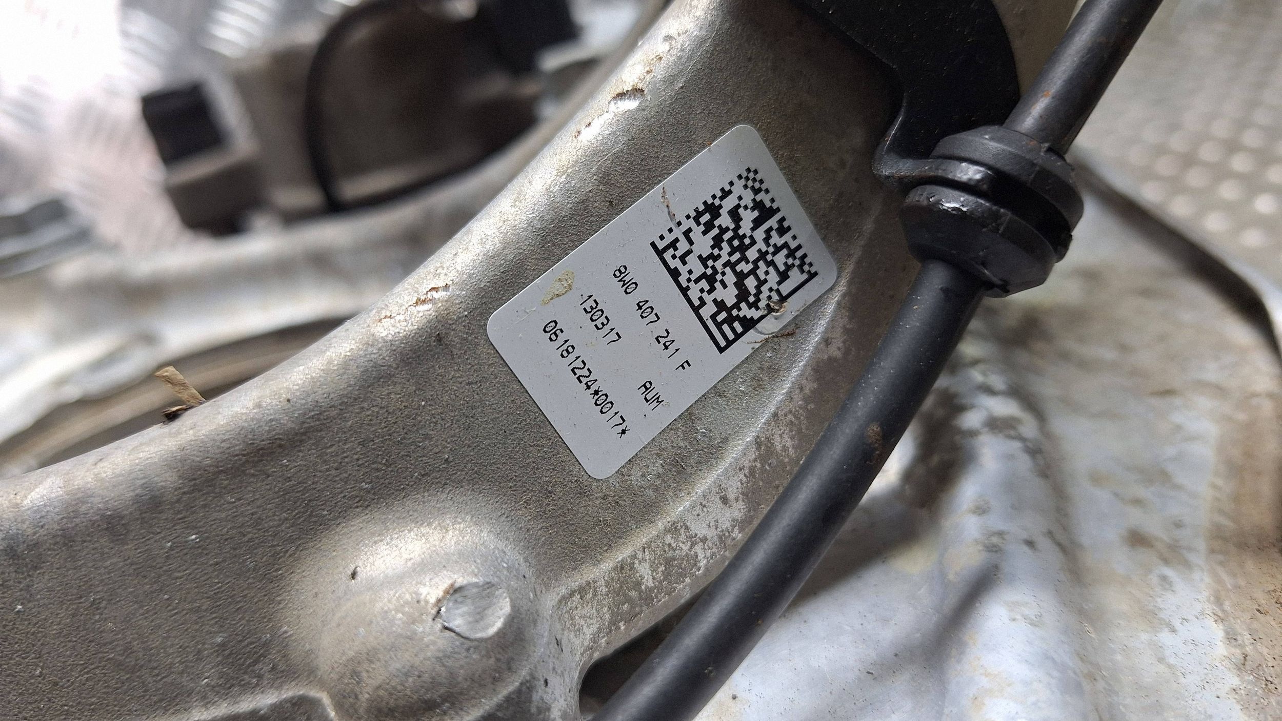 otoč čepu levý předek 8W0407241F AUDI A4 B9 A5 8W