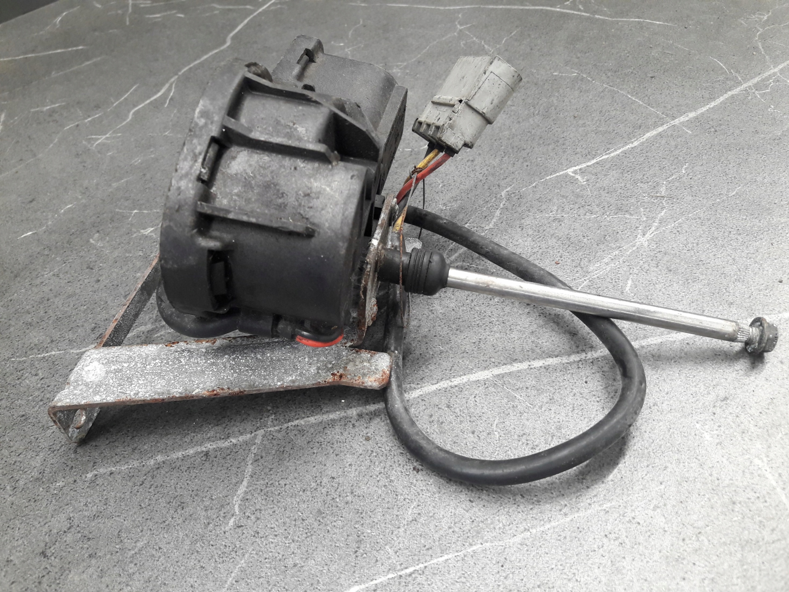 0390206821 silniczek wcieraczek lampy lewy saab 9000 Numery katalogowe zamienników 0390206821