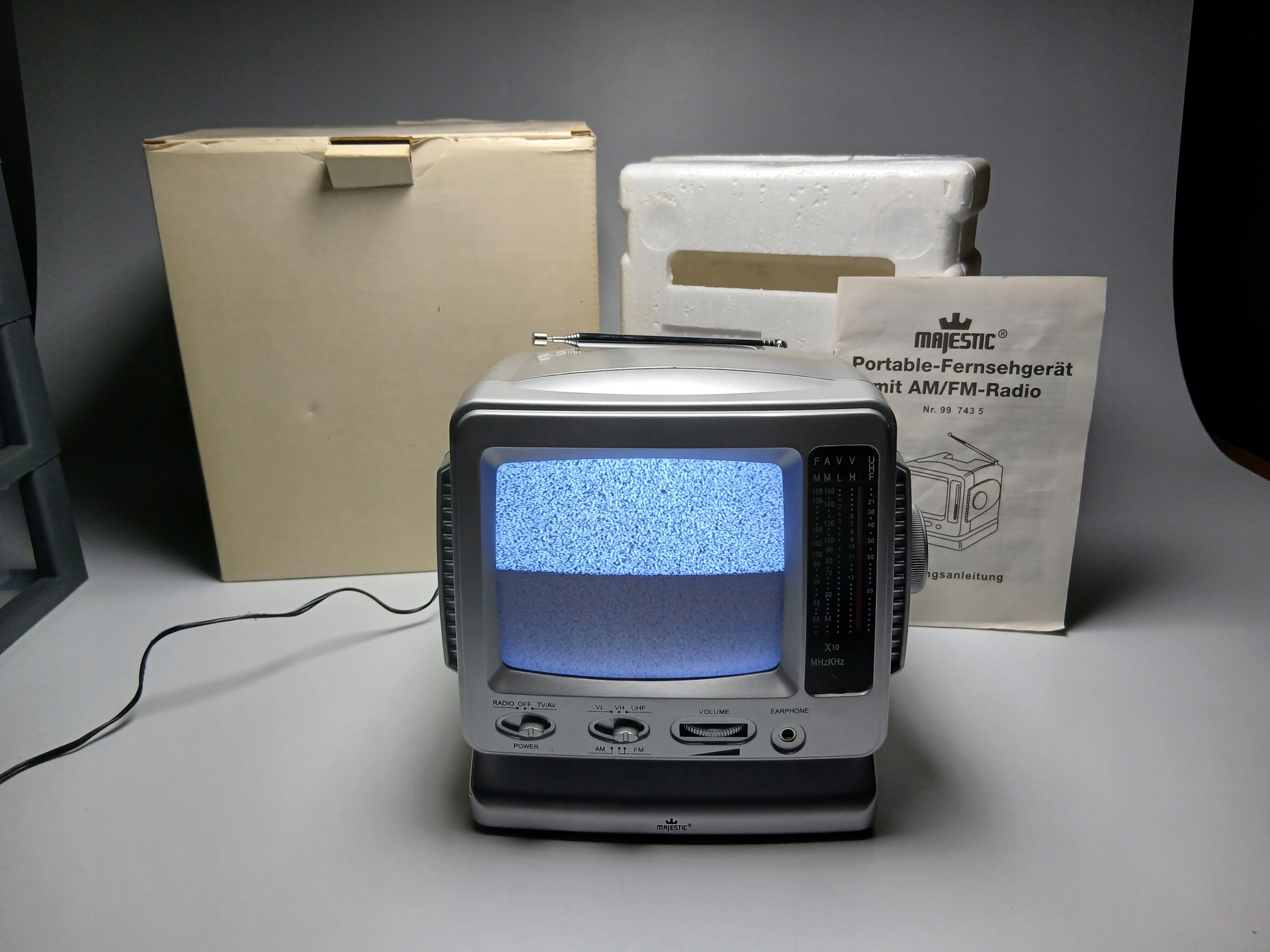 MAŁY TELEWIZOR TURYSTYCZNY I RADIO MAJESTIC NOWY!