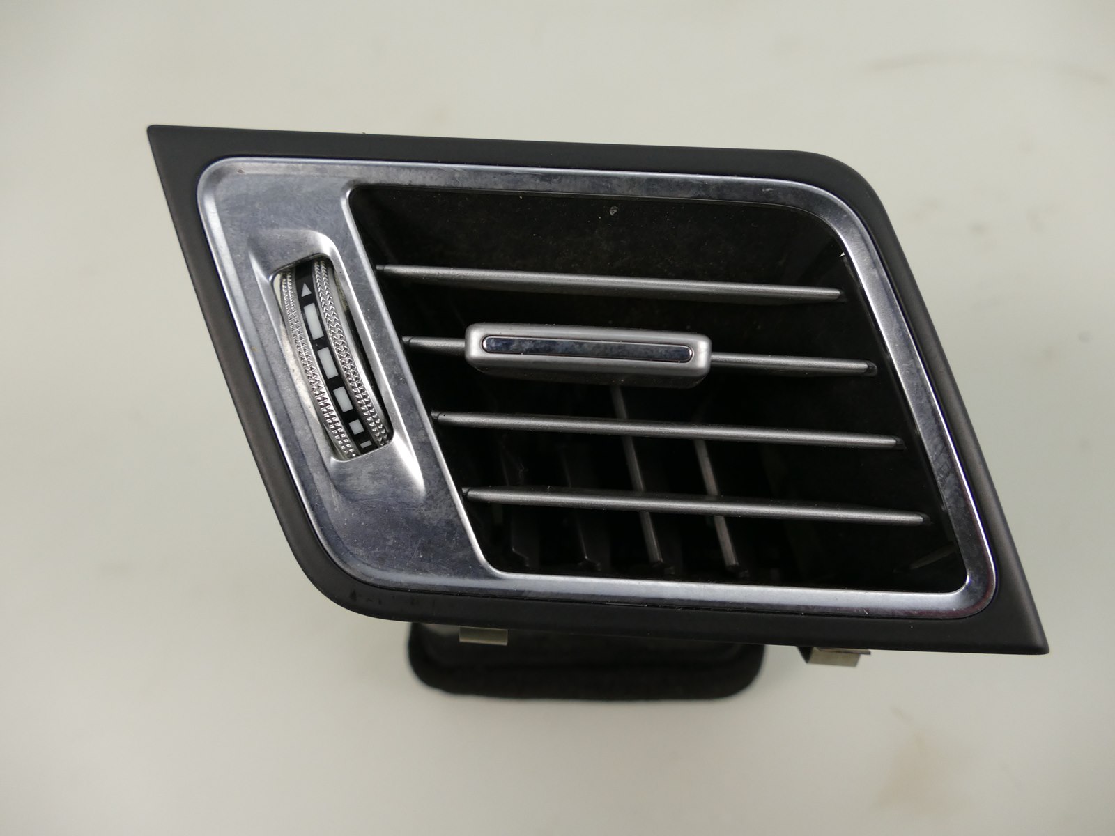 A2078300100 - MERCEDES A207 W207 Lift вентиляционная решетка левая C207