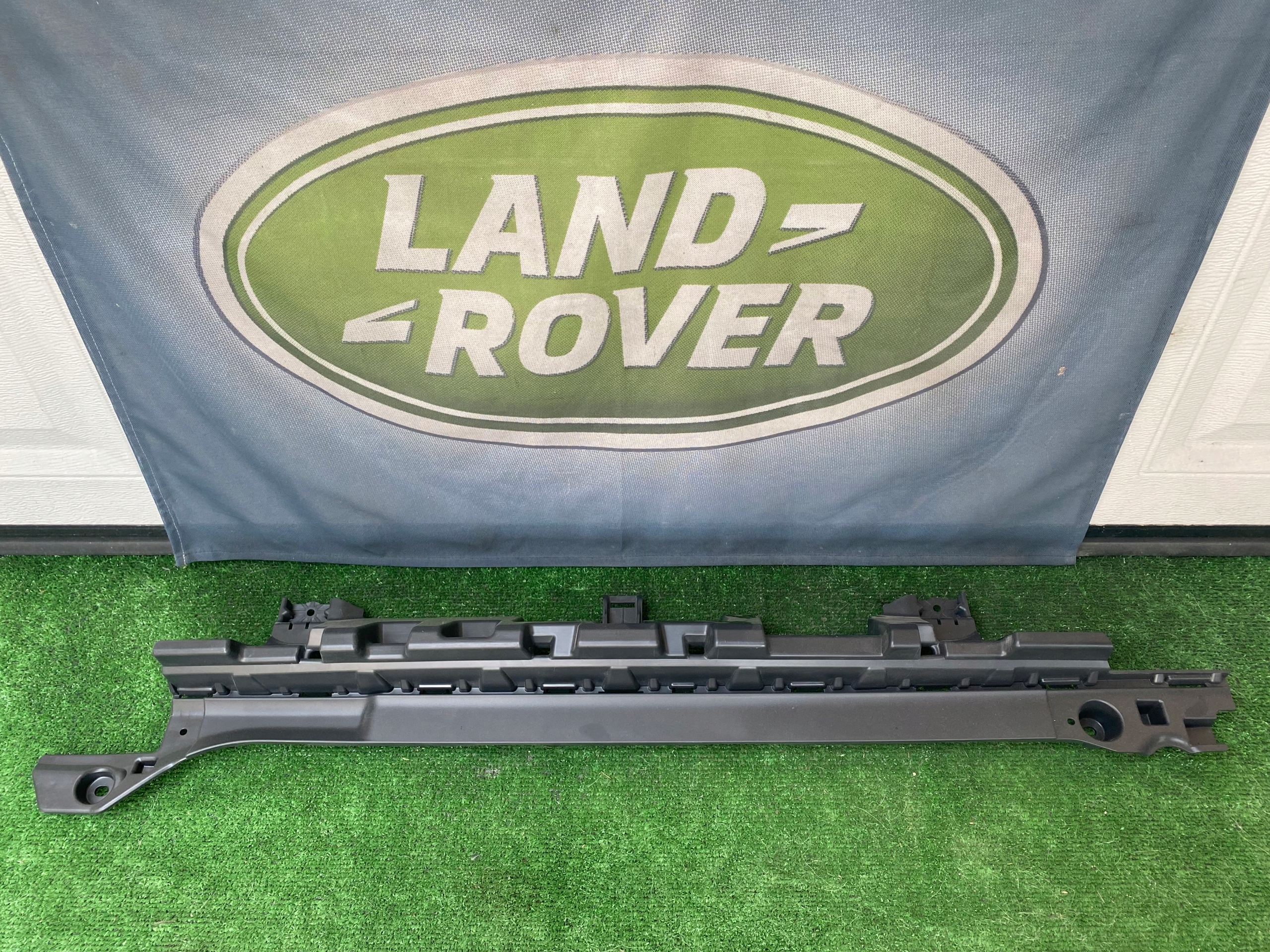 L8B2-17B861-A - DEFENDER L663 защитный кожух крепление кронштейн