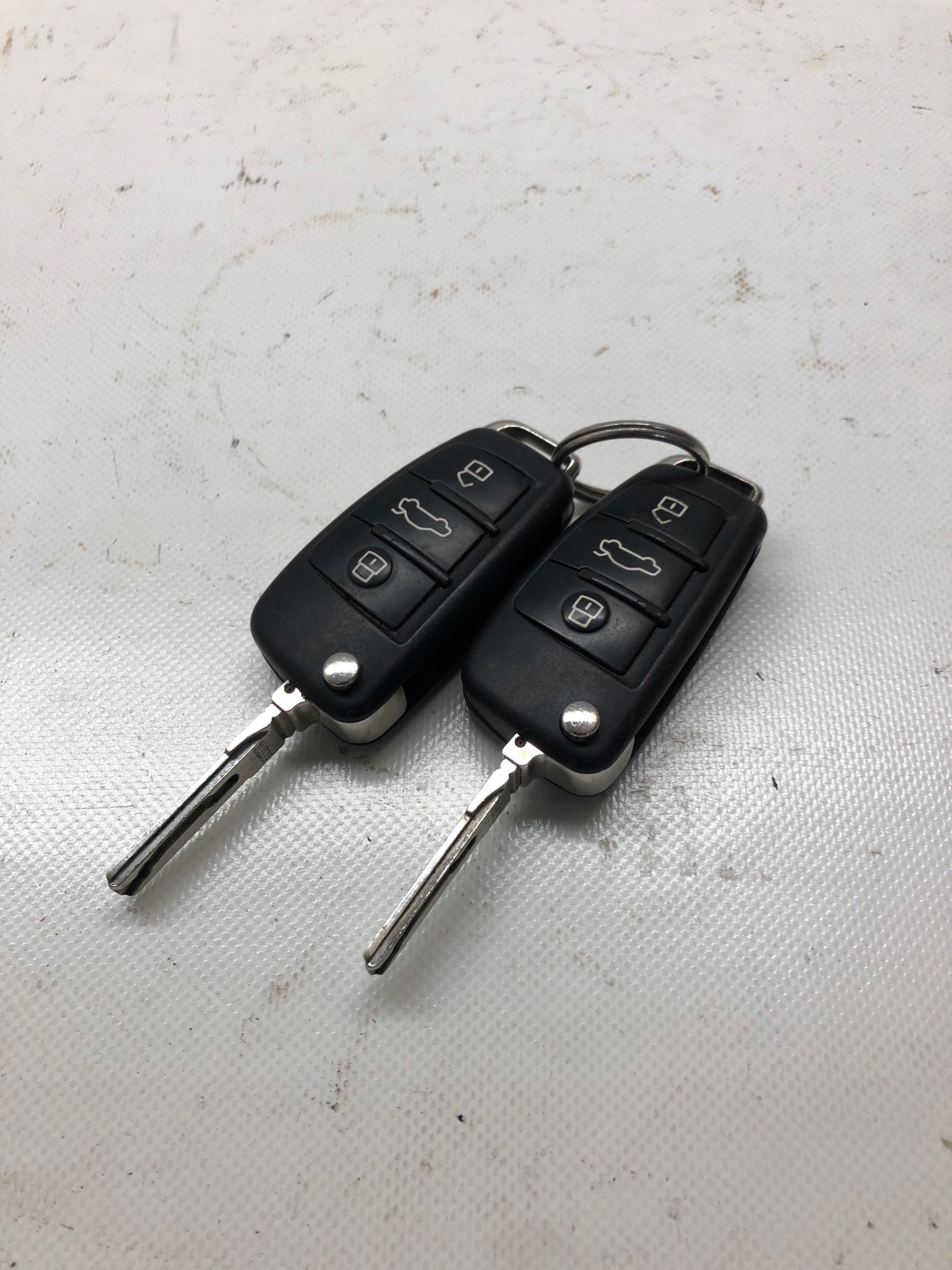 Оригинальный A3 брелок 8V 8V0837220