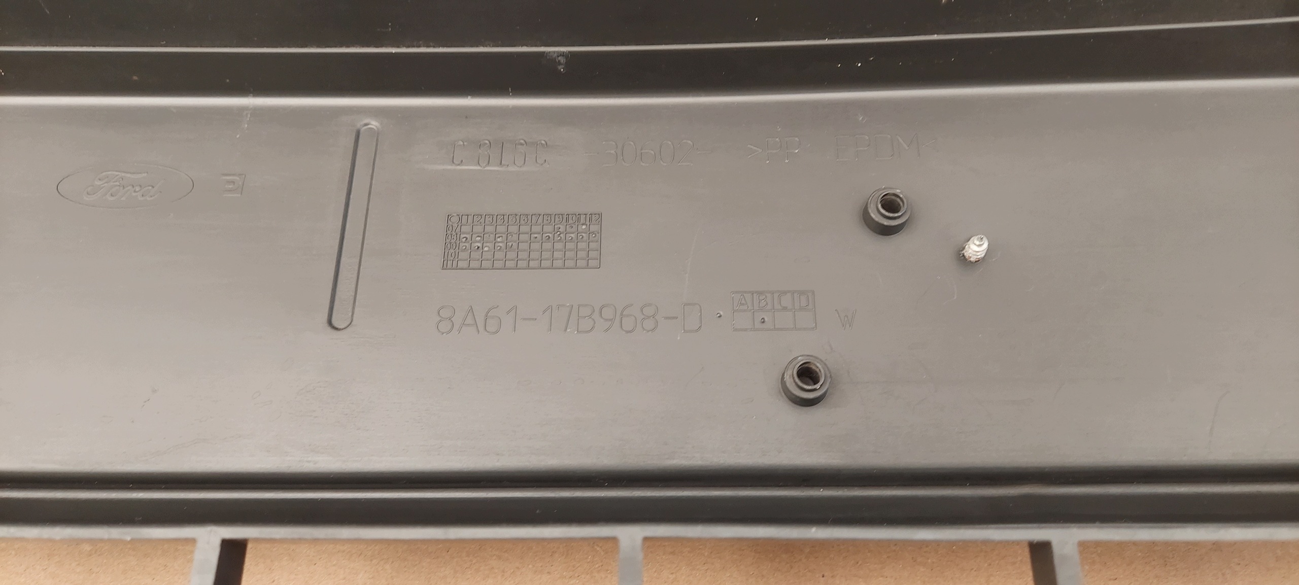 front prekladgrill grid central FORD FIESTA MK7 08-13 original 8A61-17B968-D