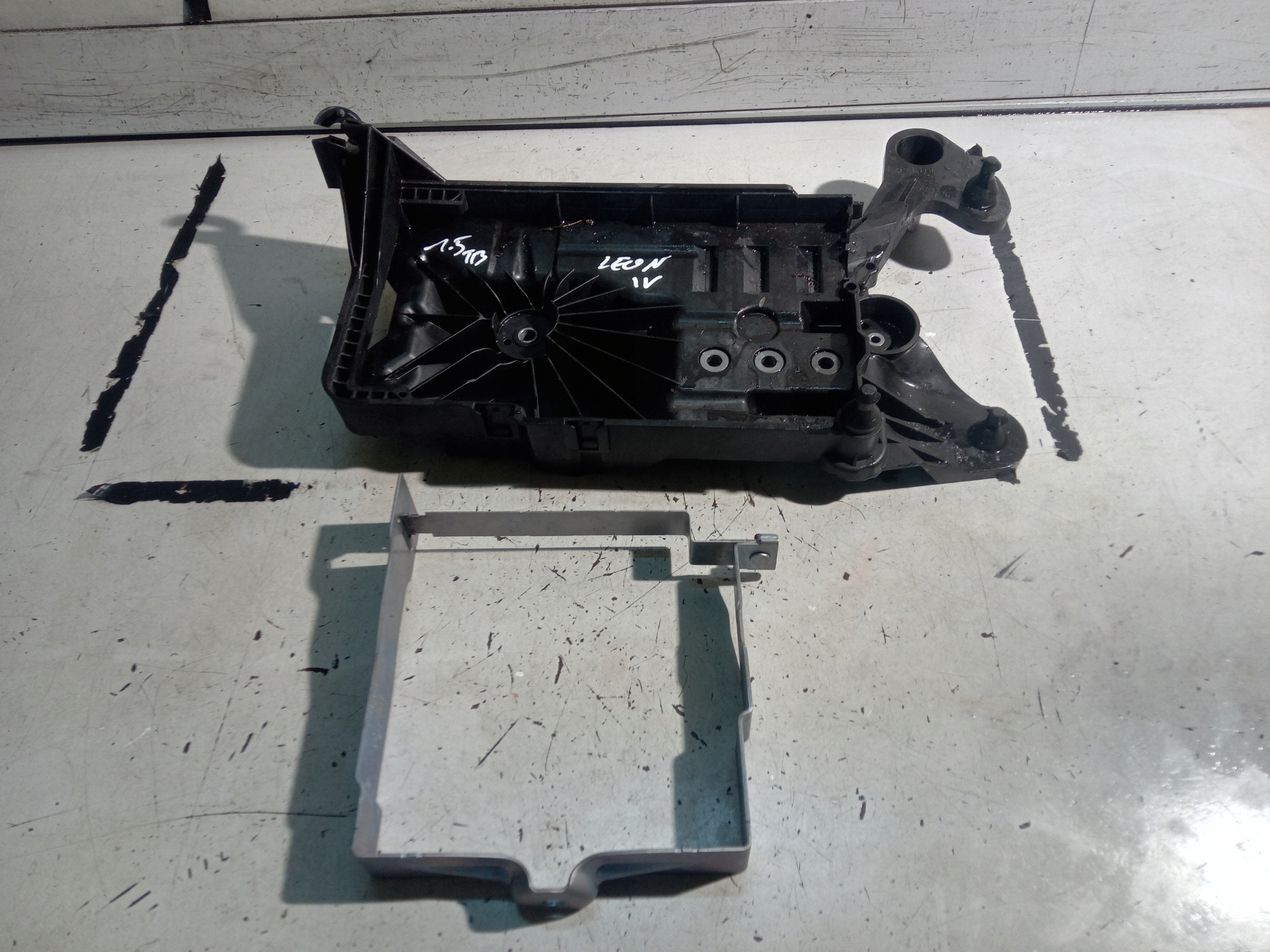 SEAT LEON IV ОСНОВАНИЕ АККУМУЛЯТОРА 5WA915331