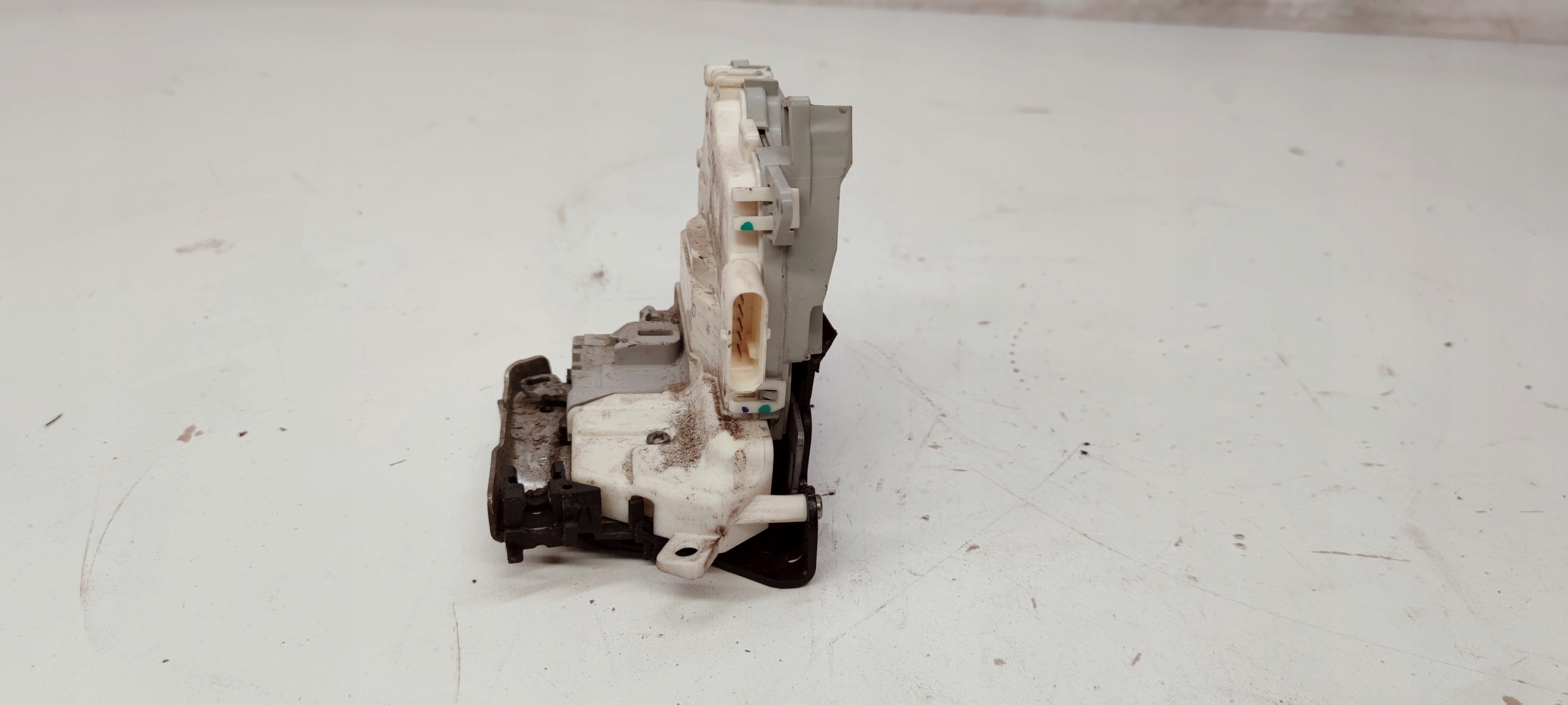 lock door right front AUDI A4 A5 Q5 8J1837016D