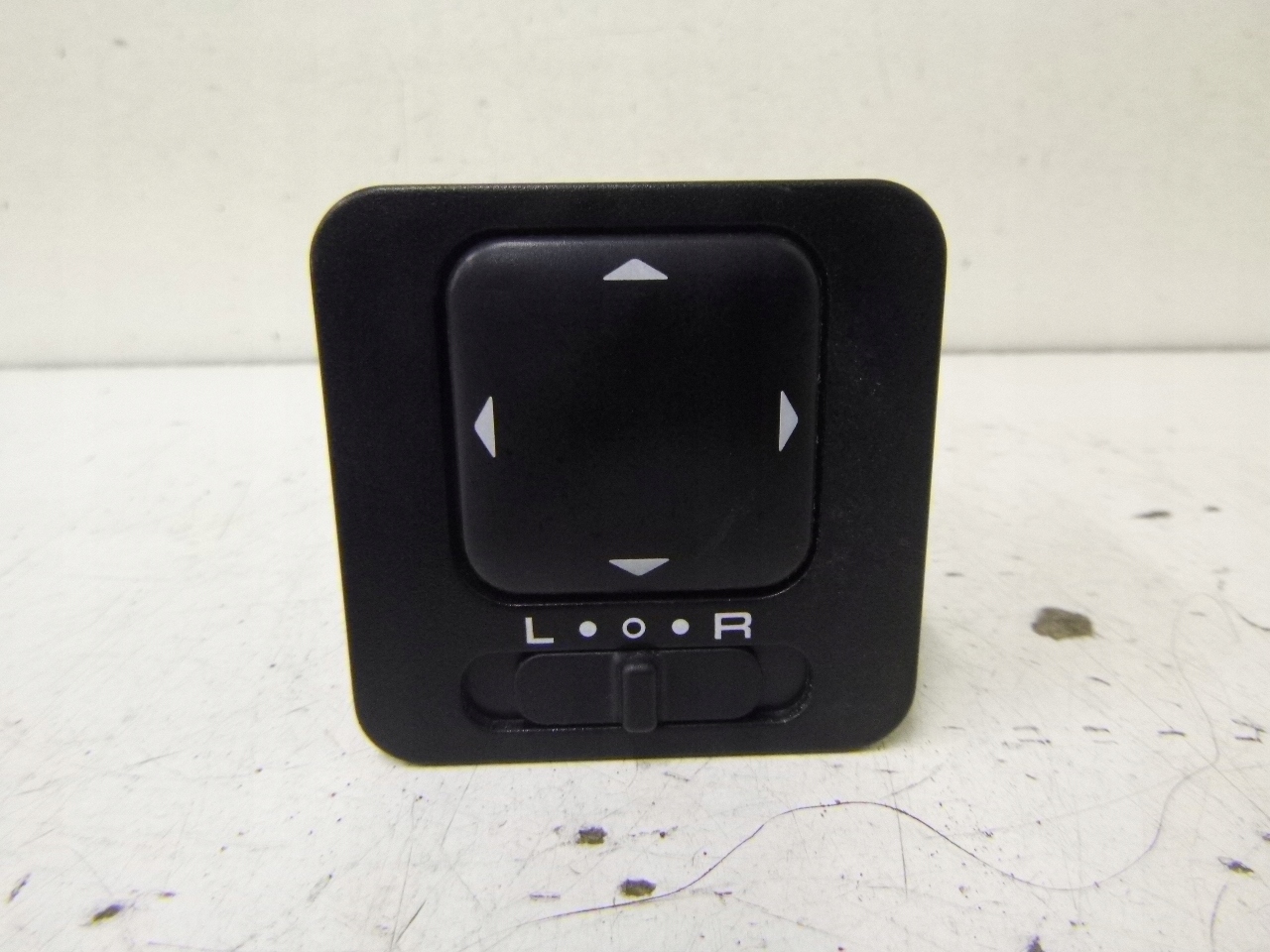 Перемикач регулювання дзеркал Mazda MX 3 96r.