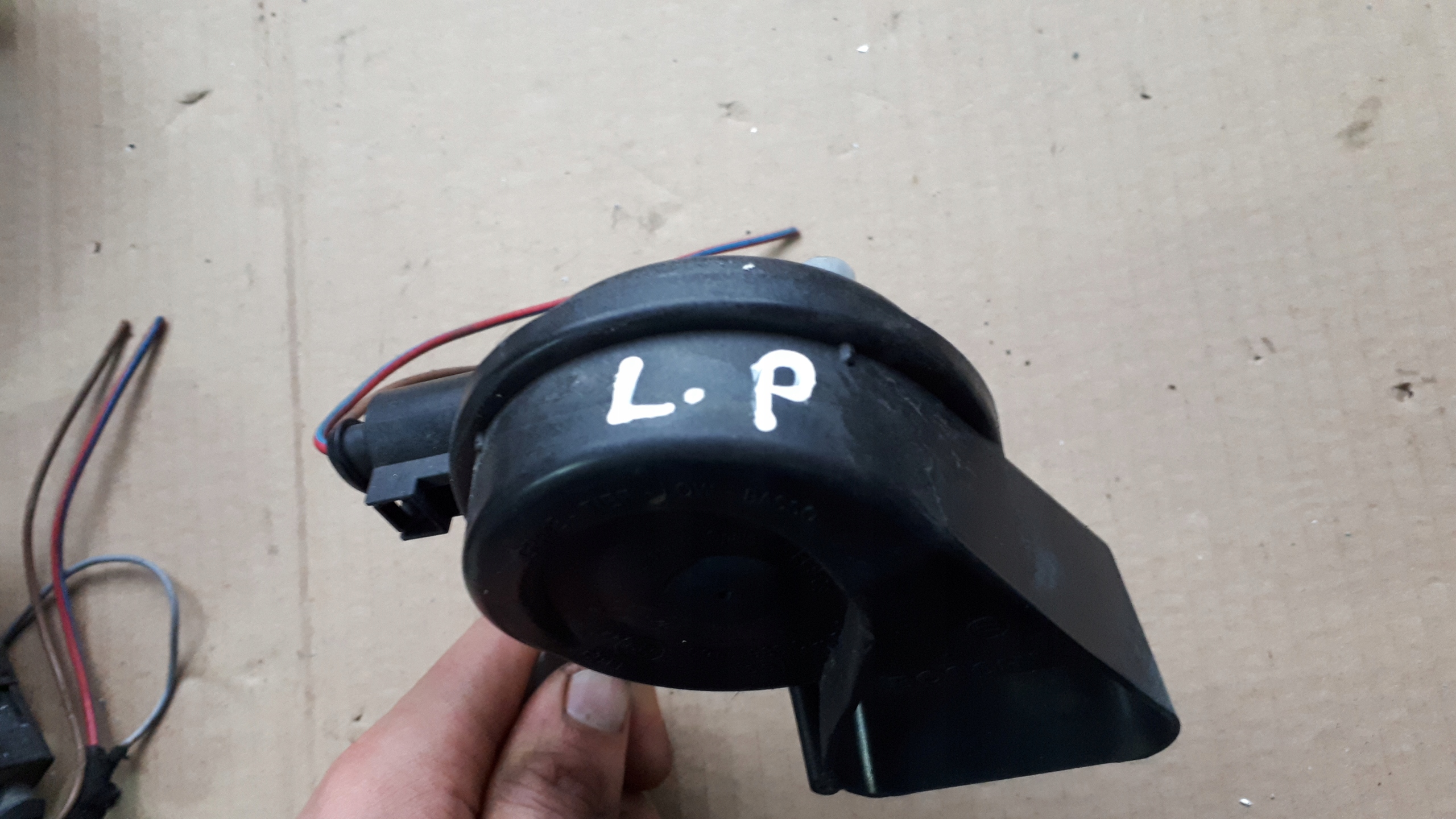A4 B8 S4 KLASKON DZWIEKOWY holder left front