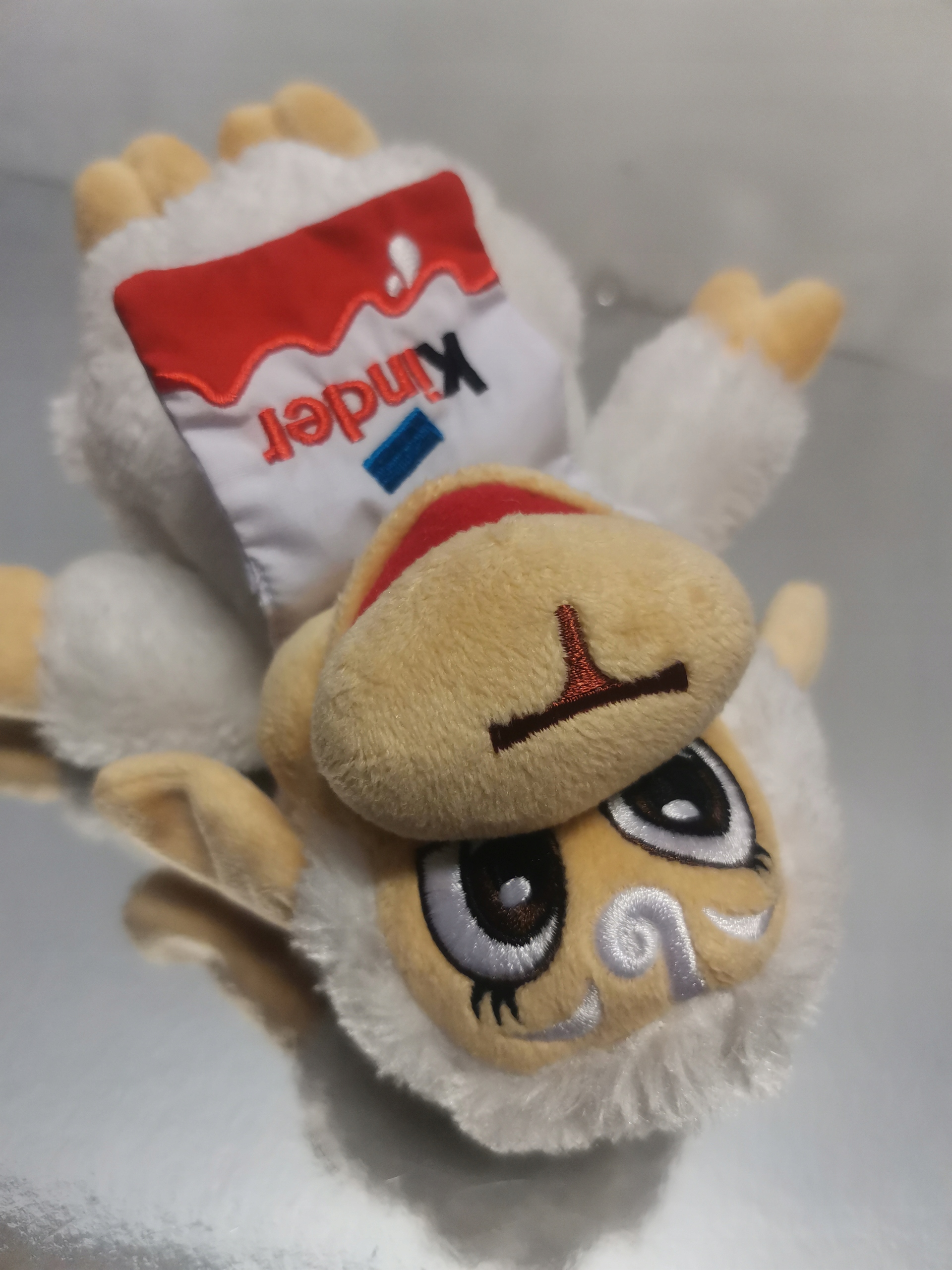 KINDER owieczka w śliniaczku maskotka biała owca Seria Easter