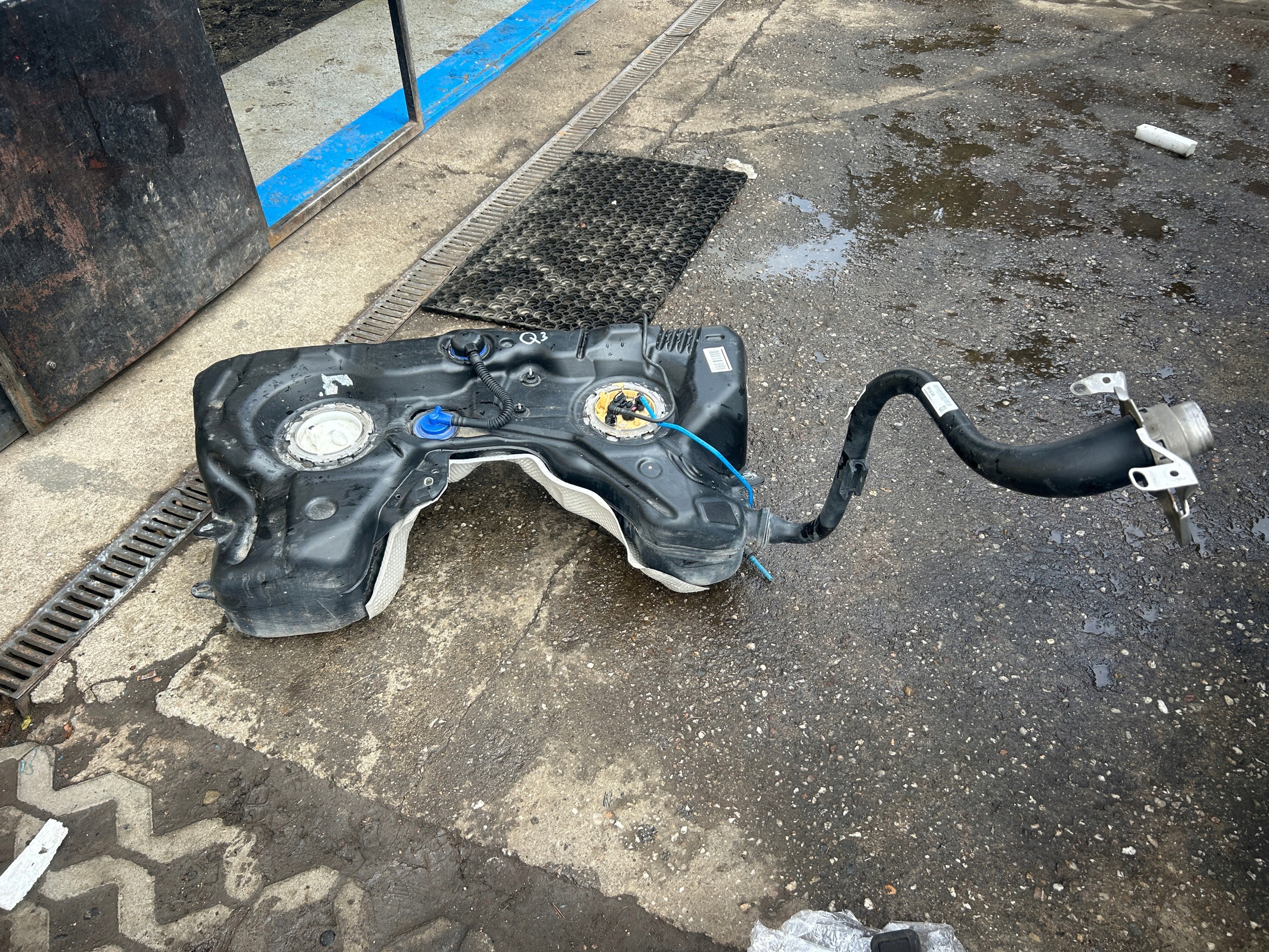 AUDI Q3 8U 2,0 TDI LIFT tank kraftstofftank