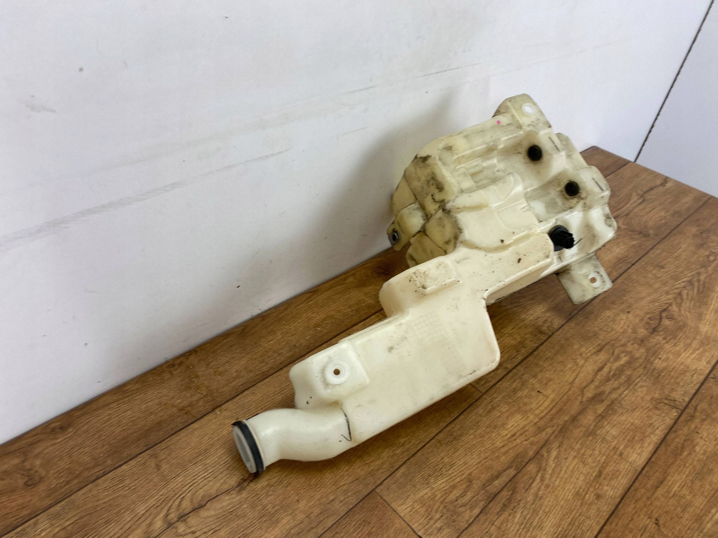 washer fluid tank Cadillac Escalade IV 2015+
