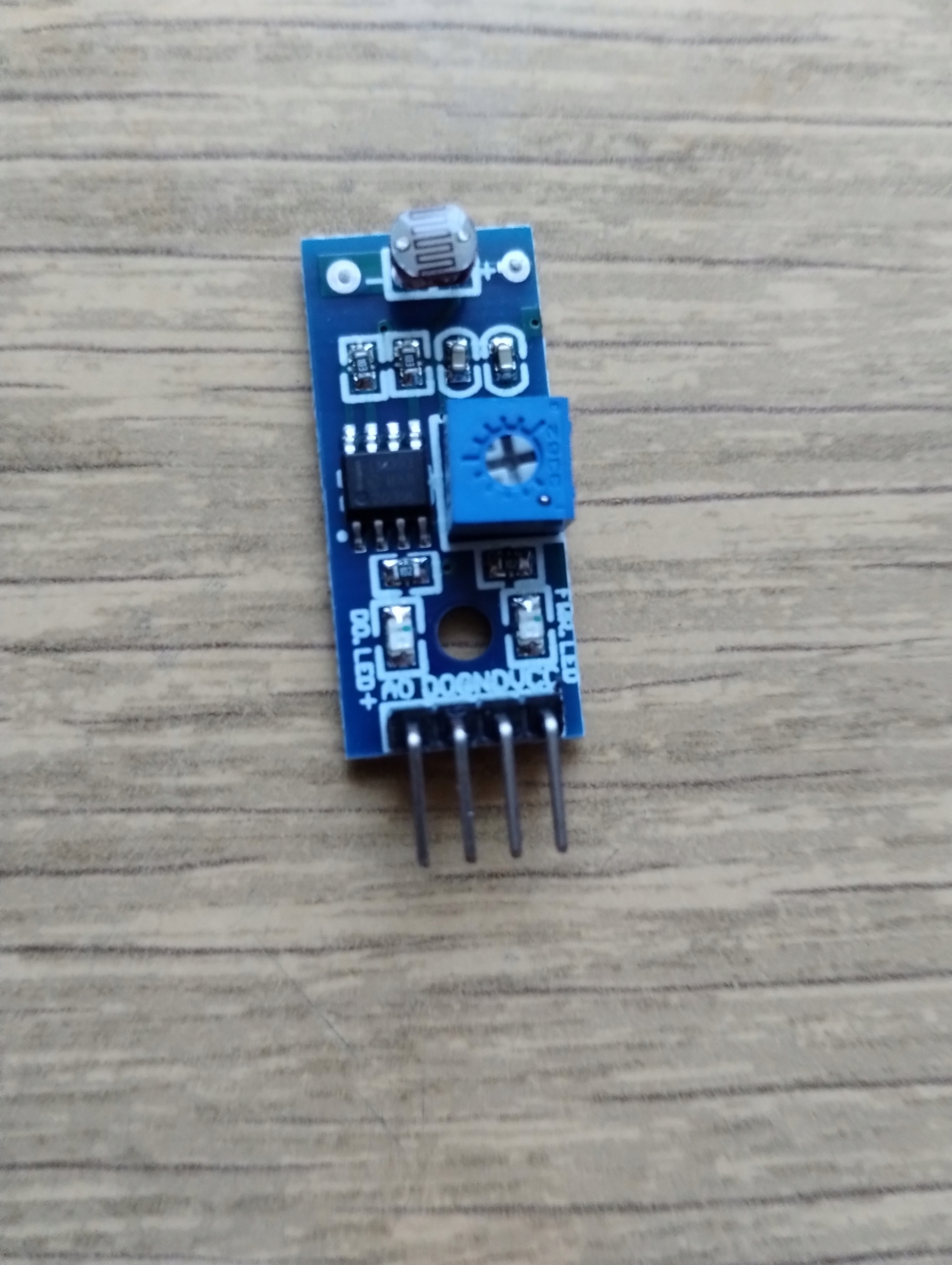 LM393 moduł czujnik światła fotorezystor 4pin 31mm x 14mm Waga produktu z opakowaniem jednostkowym 0.02 kg