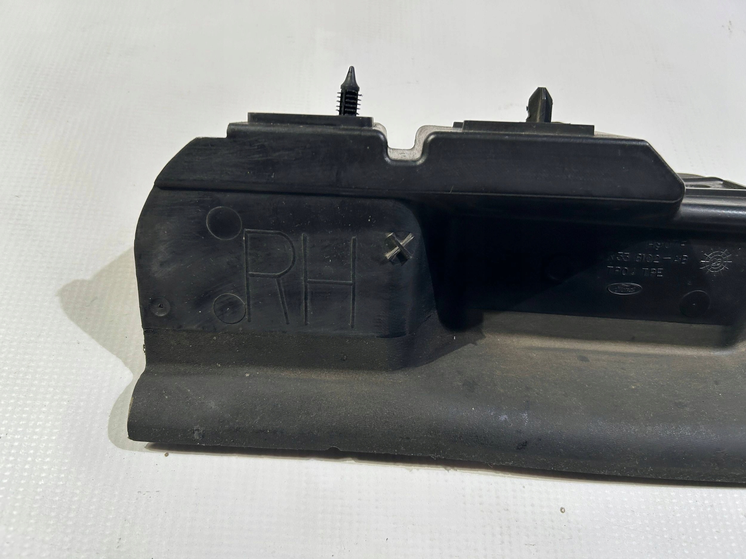 intake drain air duct air line right Ford Mustang 2010-2012