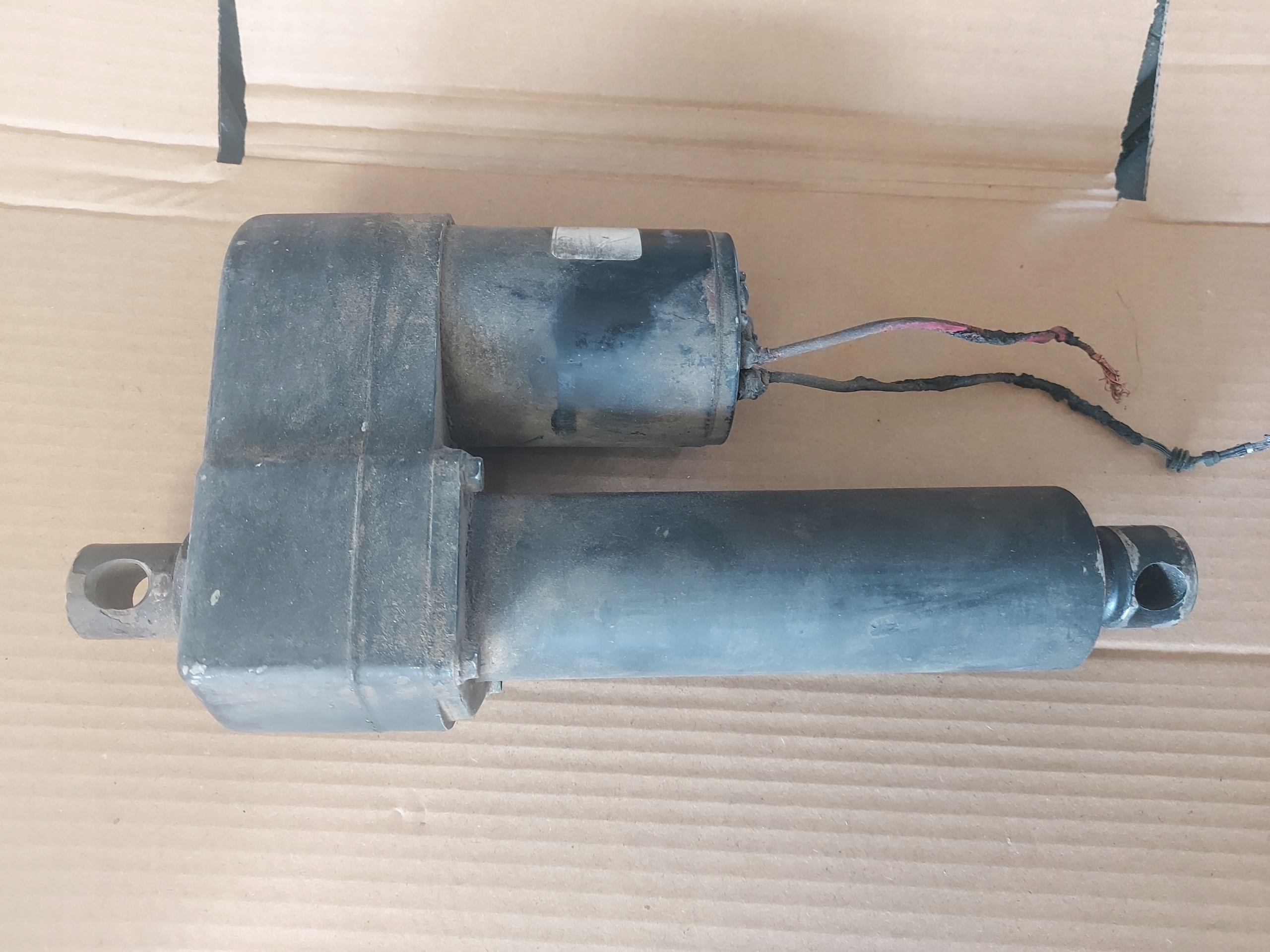 SIŁOWNIK DC43889 PRASA ROLUJĄCA JOHN DEERE 592 2005R