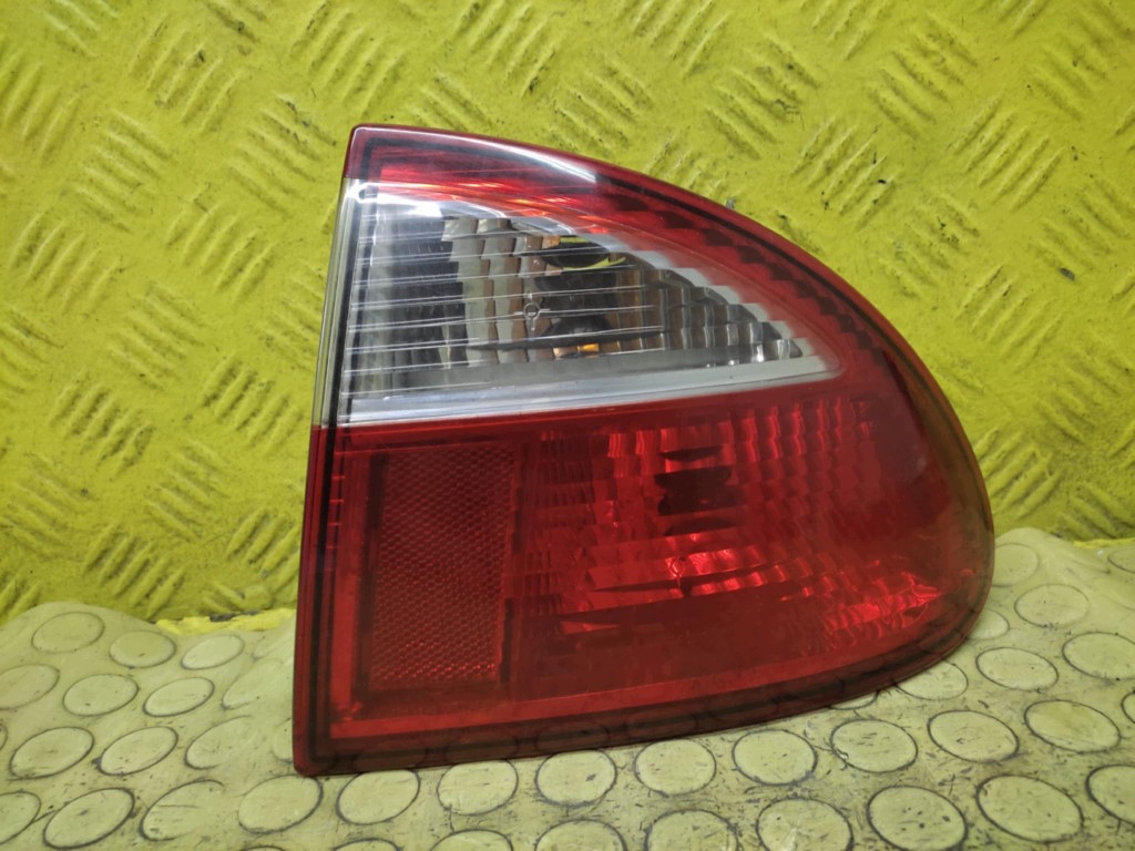 SEAT LEON and light right rear part 1M6945096A