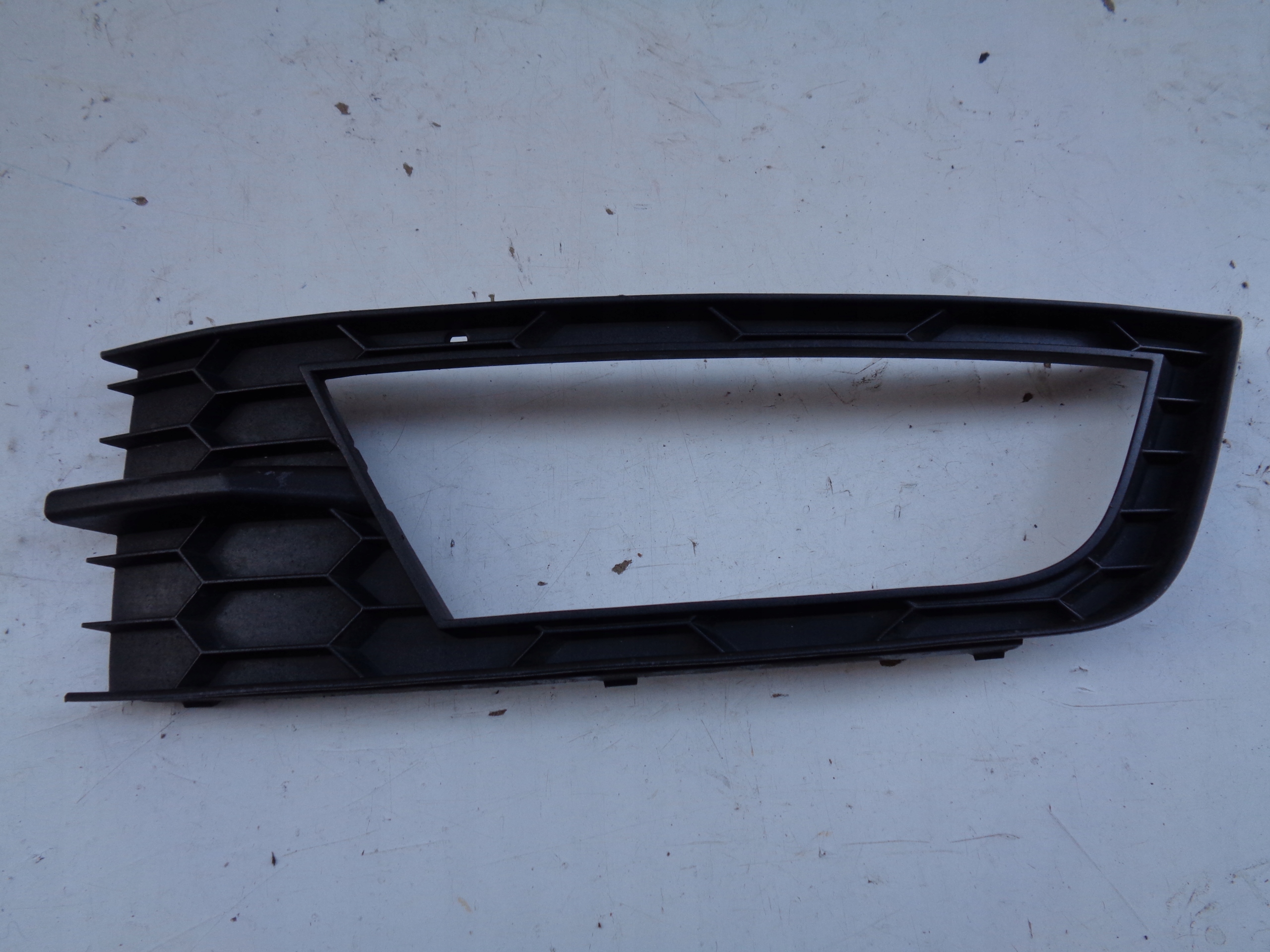 grid of a bumper left SKODA OCTAVIA III 3 5E 5E0 12-16