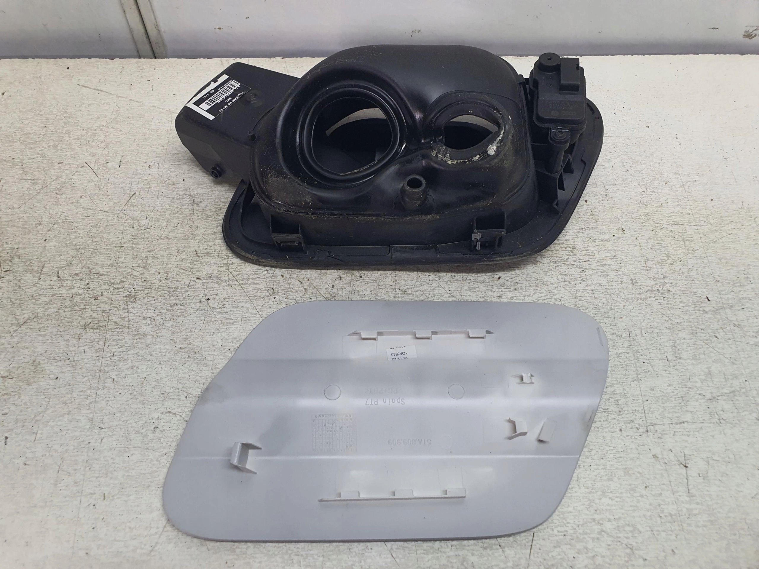 Klapka wlewu paliwa VW Touran II 16- Numer katalogowy oryginału 5TA809799