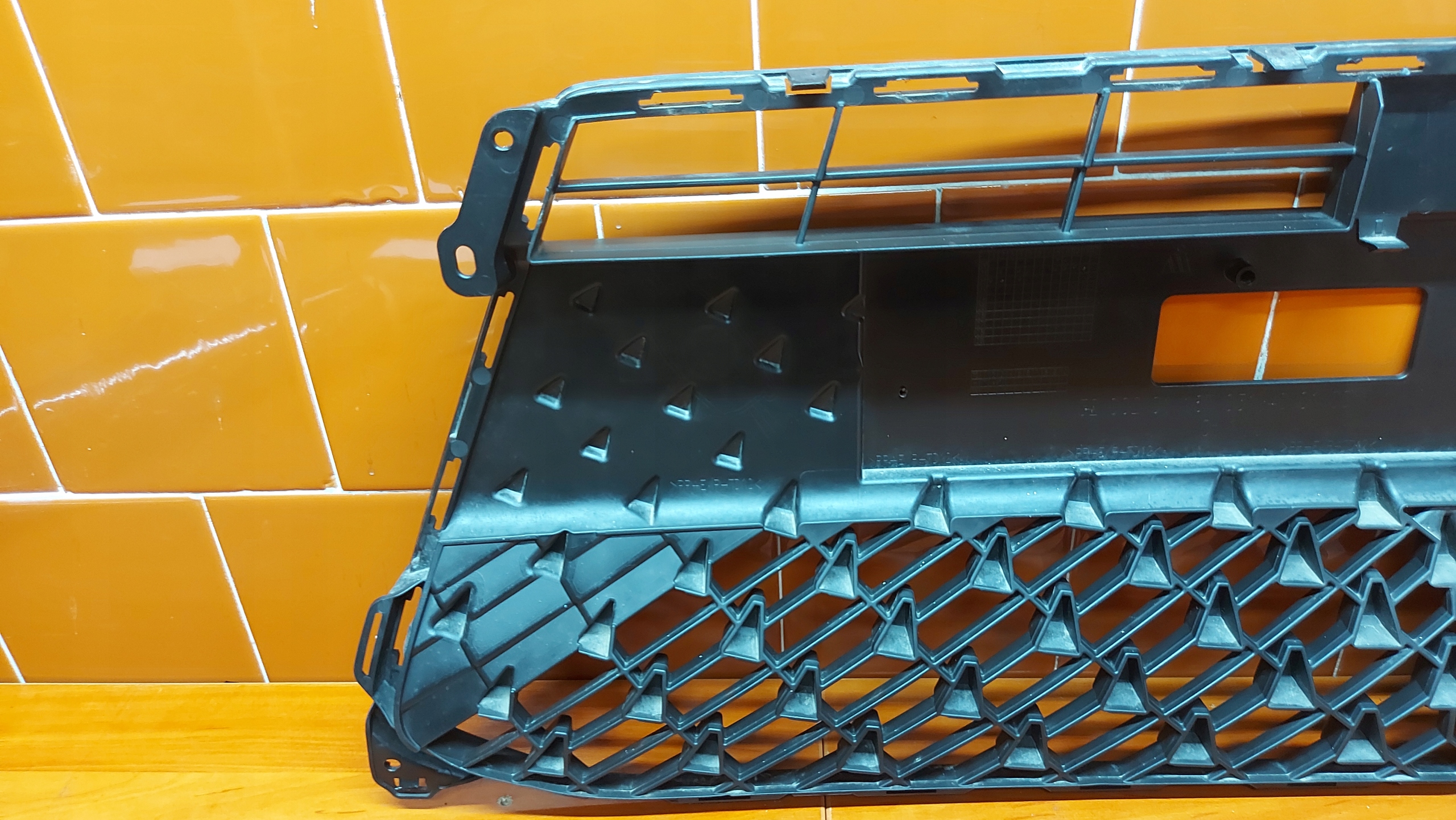 grid of a bumper central front front TOYOTA AYGO X 22