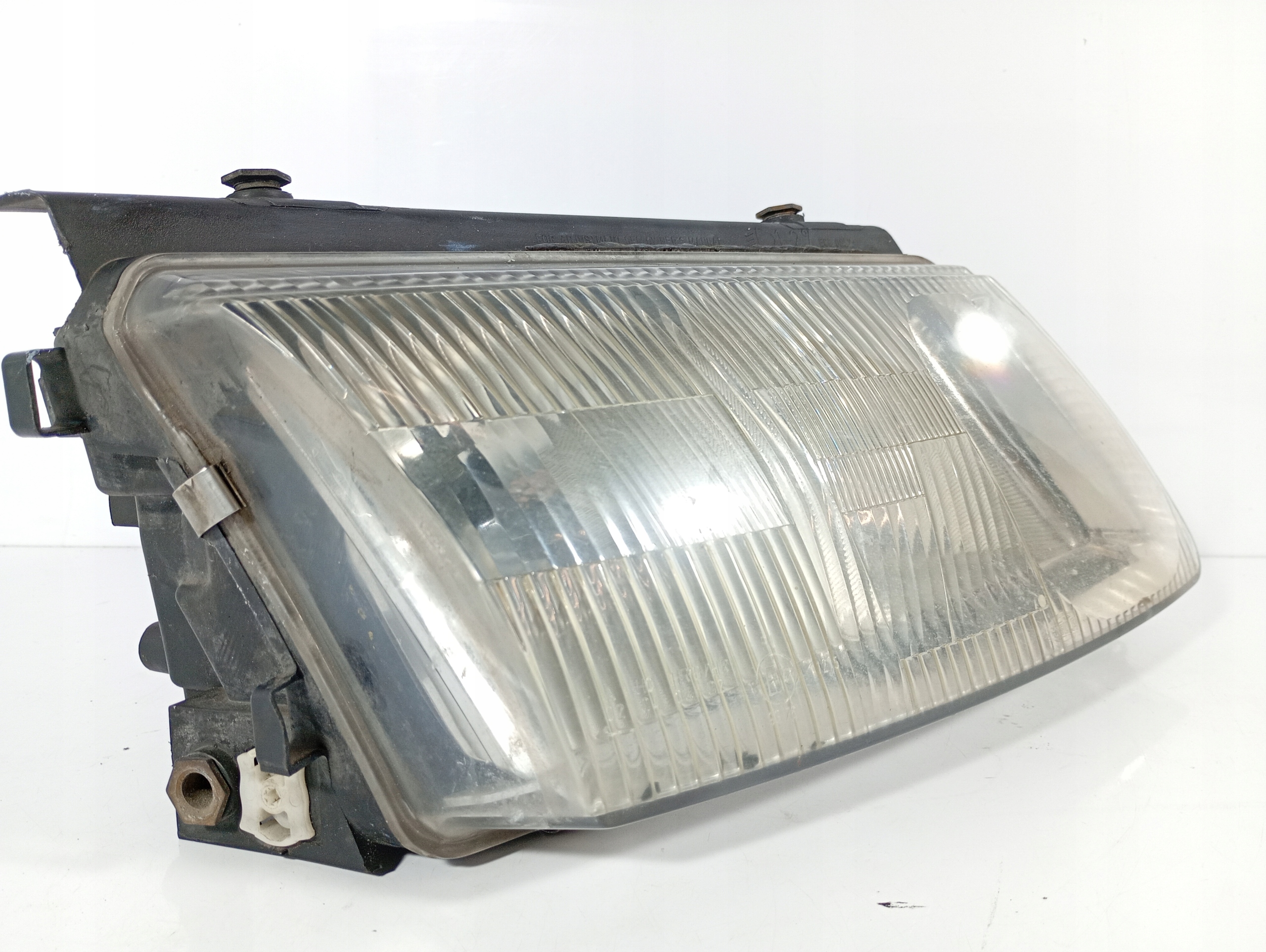 VW PASSAT B5 96-00 REFLEKTOR light right front front OE 14742600