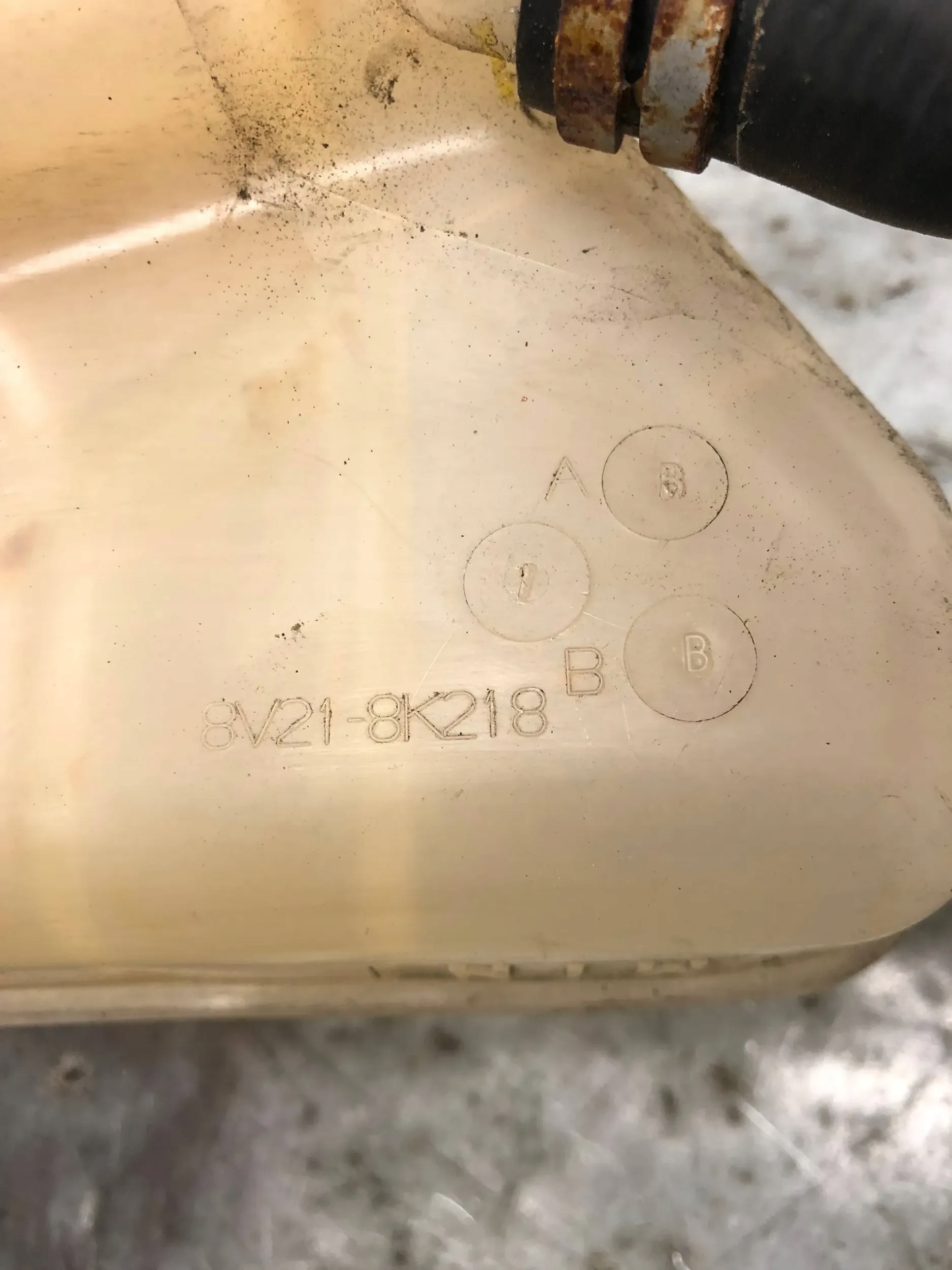 Réservoir eau FORD FIESTA MK7 8V21-8K218-AB