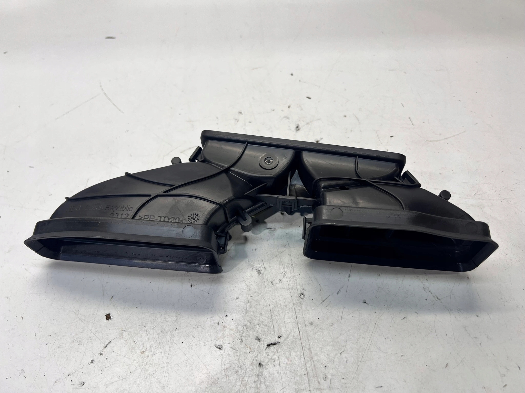 drain POWIETRZNY AUDI A6 C7 4G1819389A