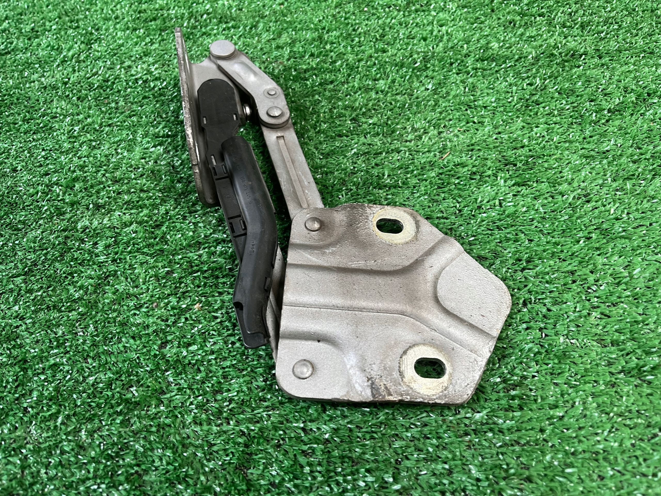 hinge bonnets right VOLKSWAGEN TOURAN 1 1T0823302E