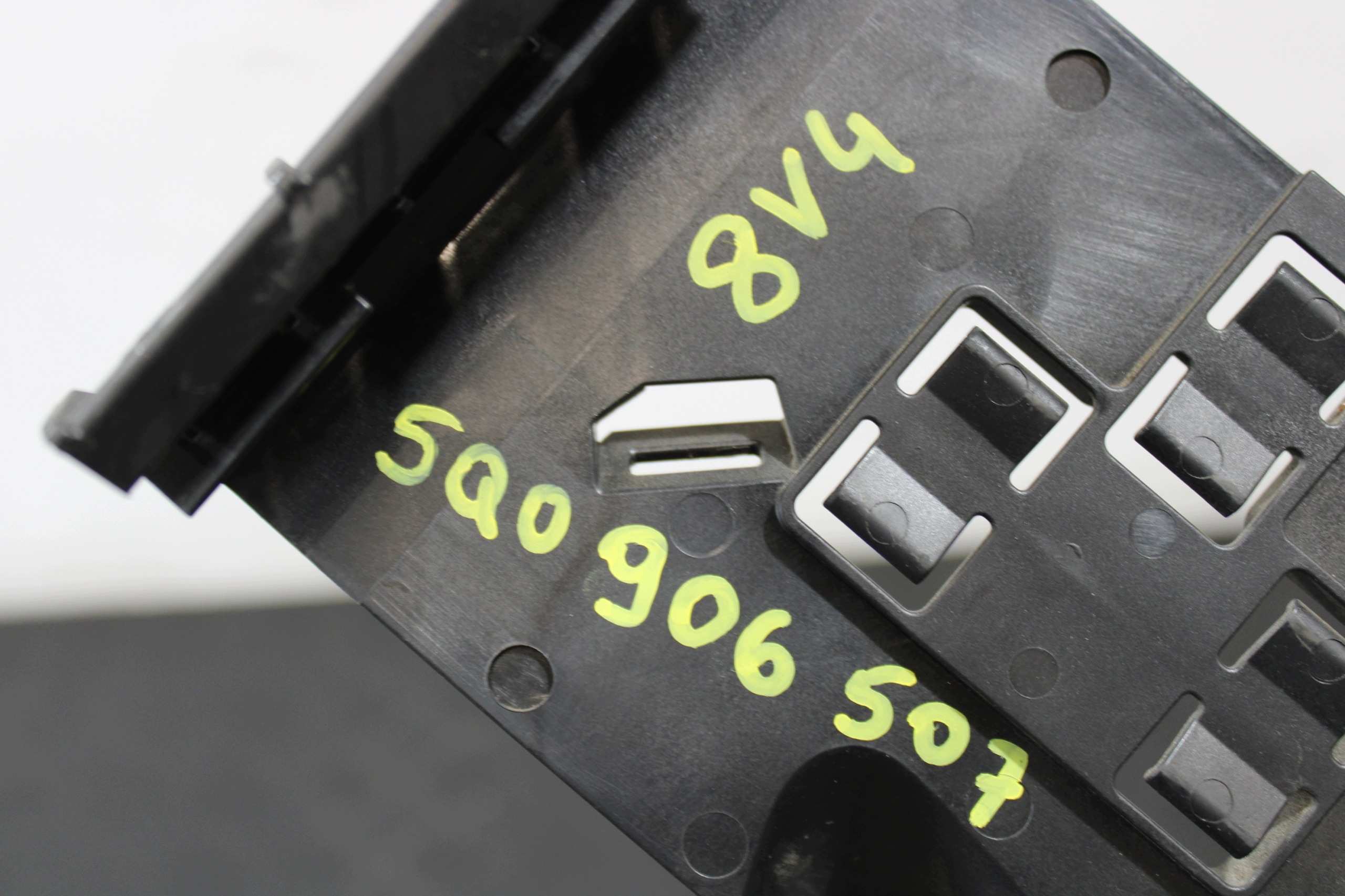 holder bracket KOMPUTERA 5Q0906507 AUDI A3 8V0 8V4 2013