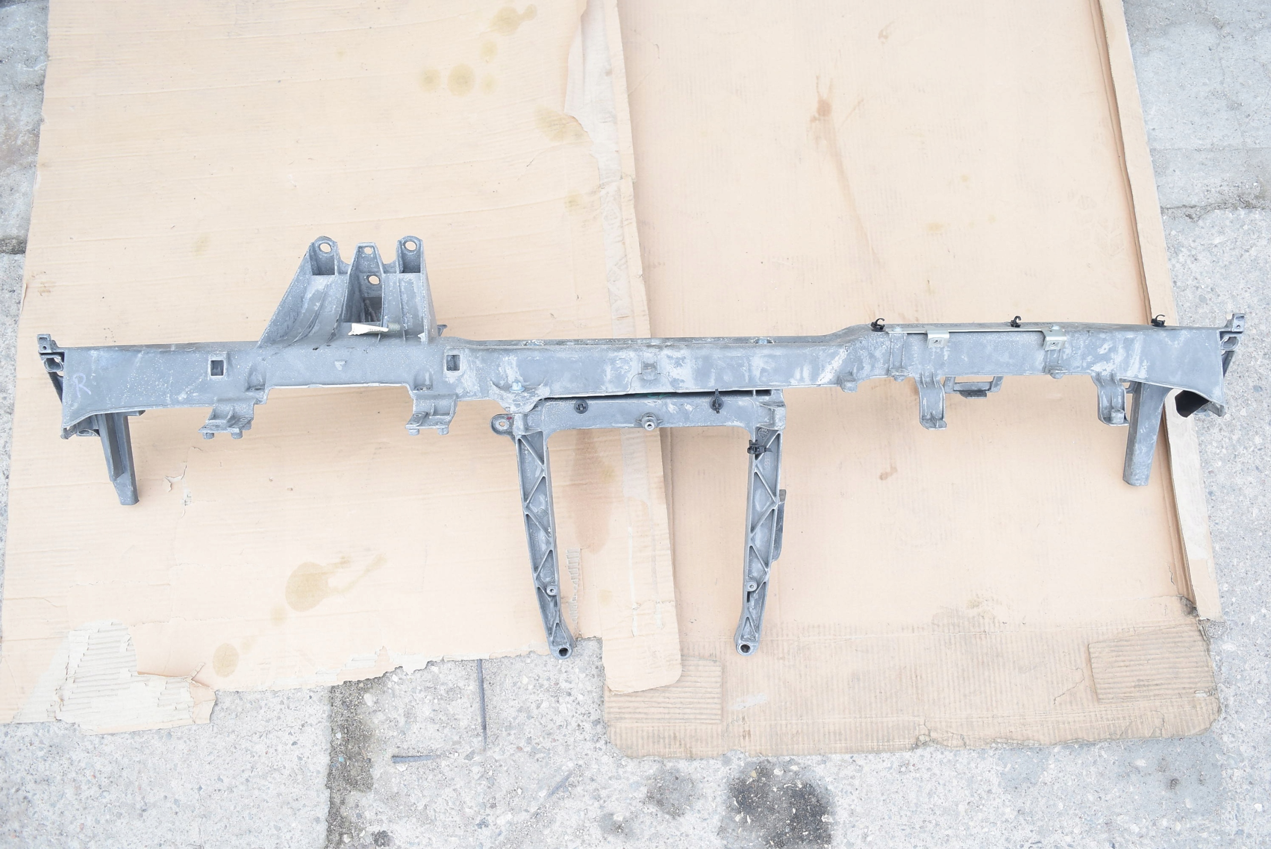 2116202886 - MERCEDES W211 CLS W219 консольный кронштейн
