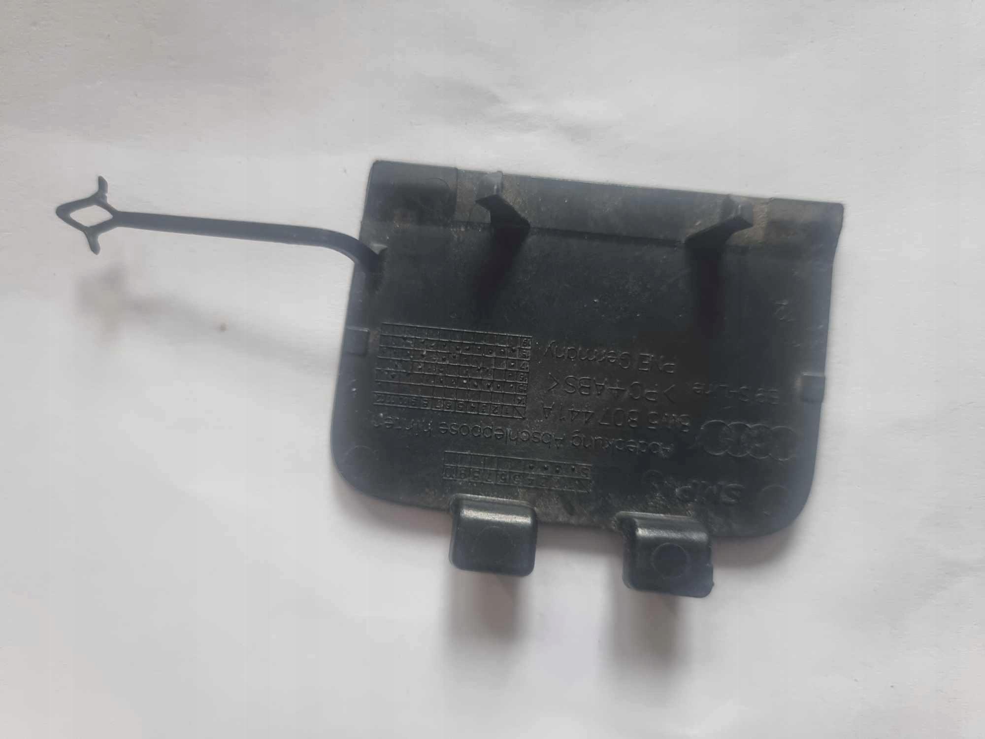 AUDI A4 B9 -> Abschleppöse der Stoßstange heck 8W5807441A