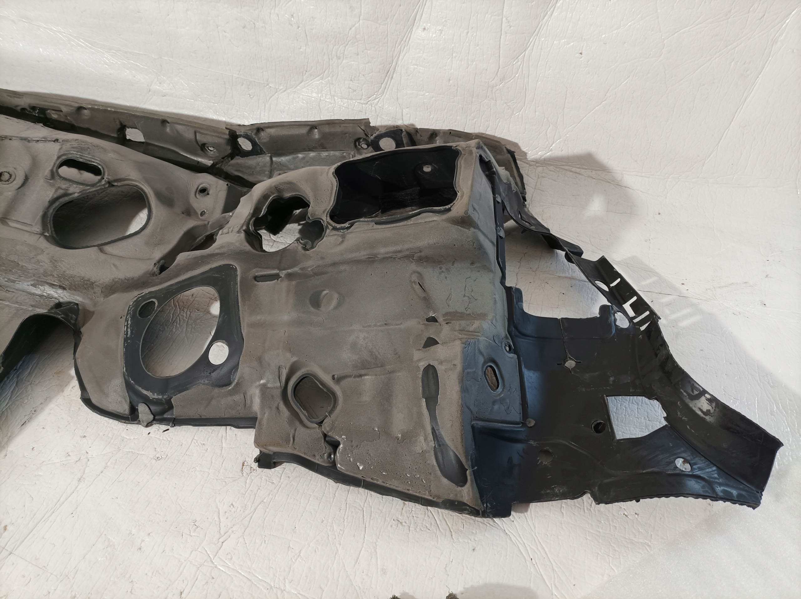 Audi A4 B9 soundproofing partition wall 8W1863947