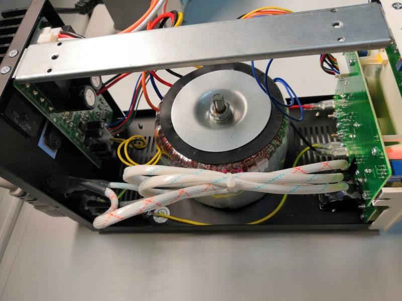 Zasilacz laboratoryjny DF173005C NDN – 30V, 5A Model DF173005C