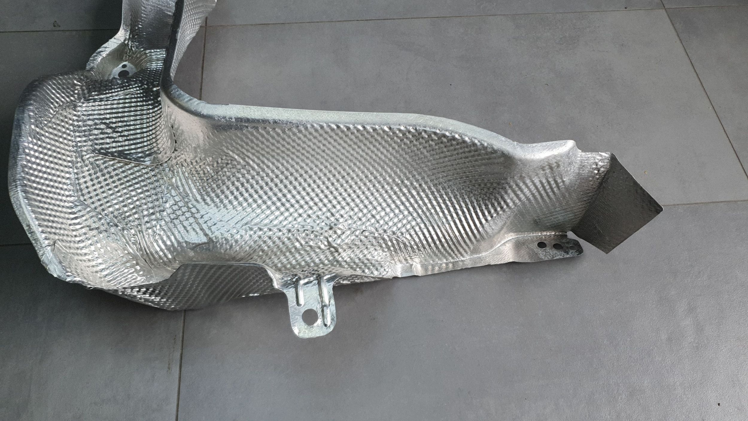 Audi A3 8Y kryt termiczna výfuku 5Q0825735B