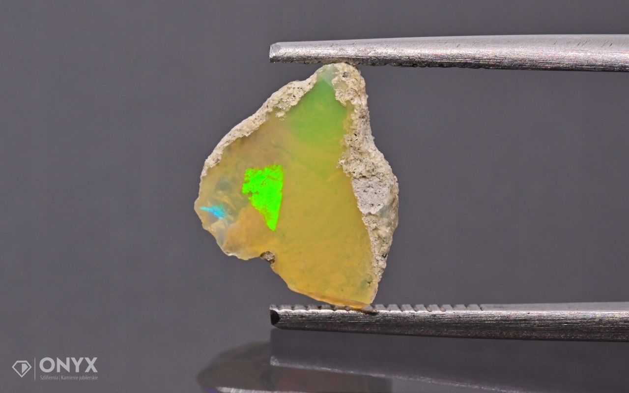 Opal z Etiopie hrudka 10,5x9 mm