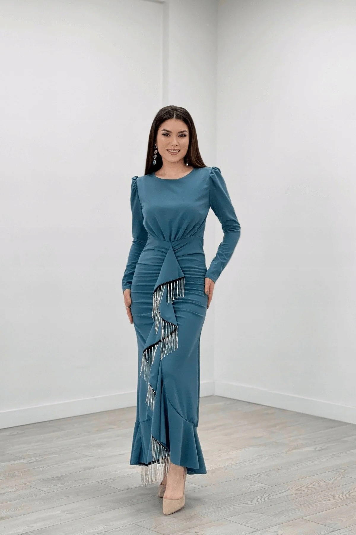Elegantní Šaty MIDI S Volánky A Třásněmi 38 5IA