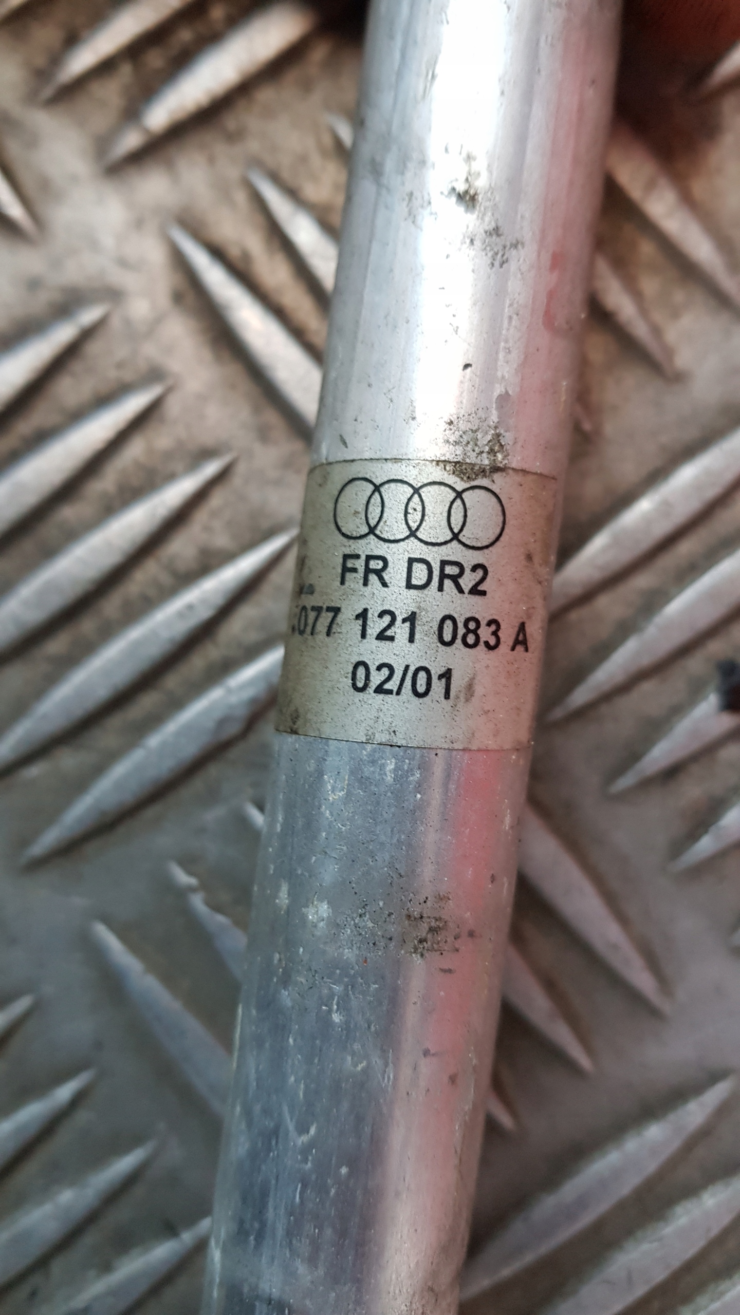 AUDI A6 C5 A8 D2 4.2 prijenos cijev vode 077121083a