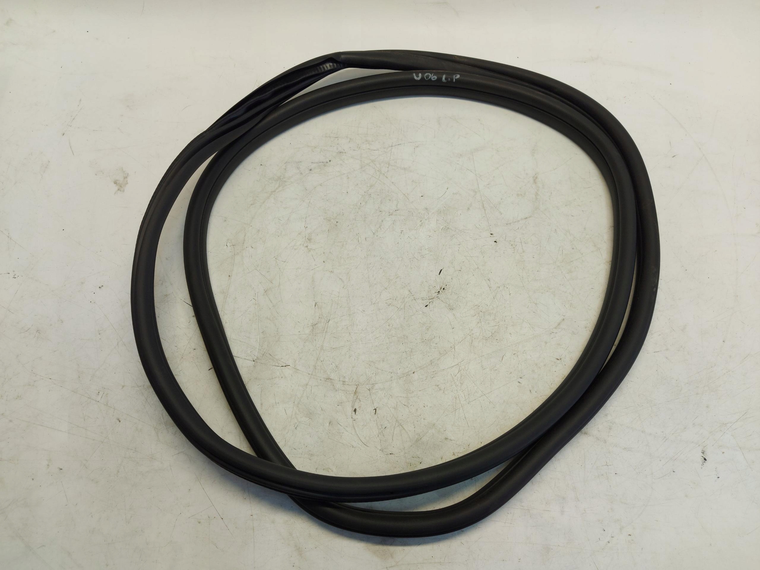 BMW U06 220d těsnění levý předek 8496229