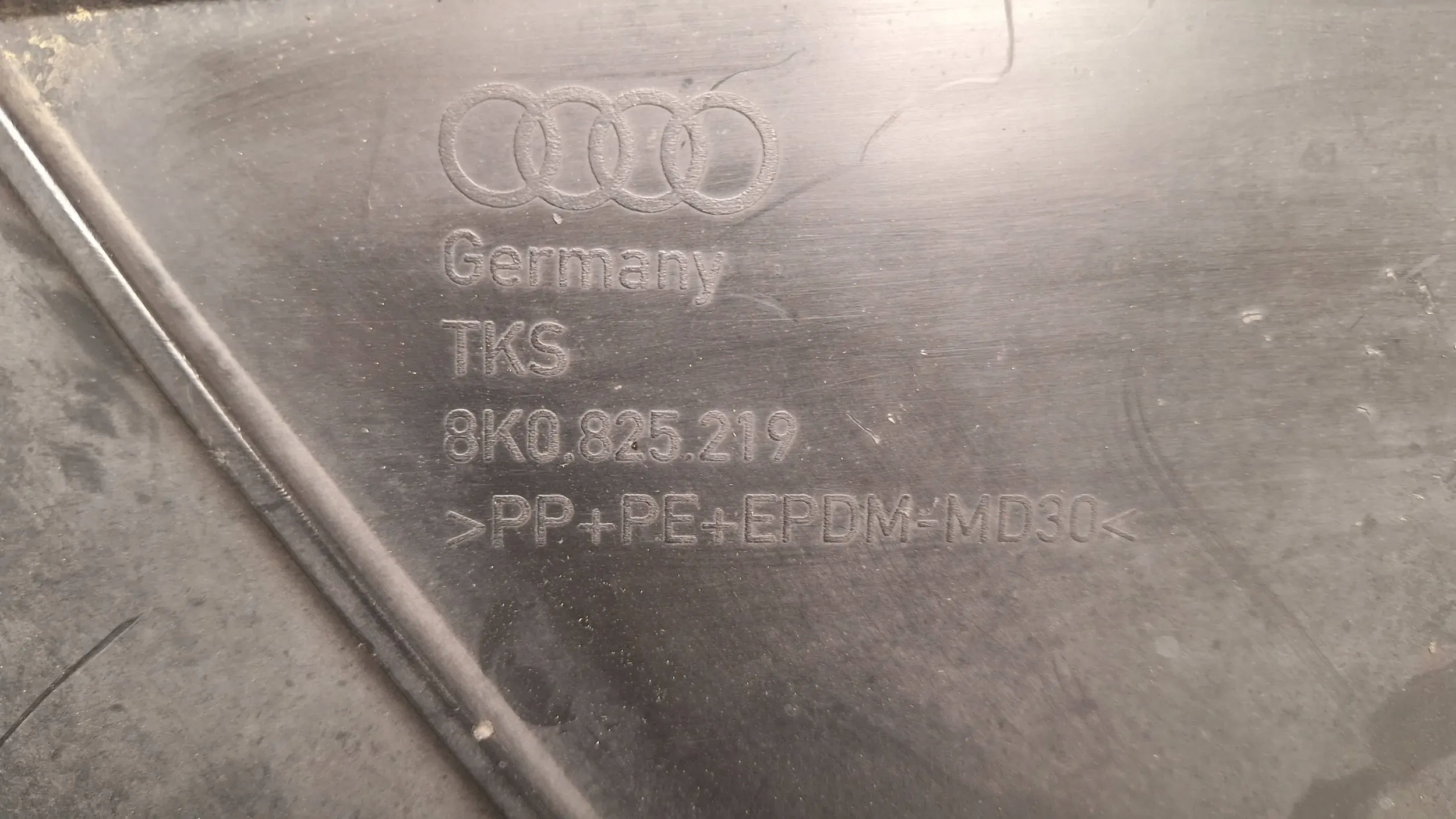 cover chassis left 8K0825219 AUDI A5 8T AUDI A4 B8