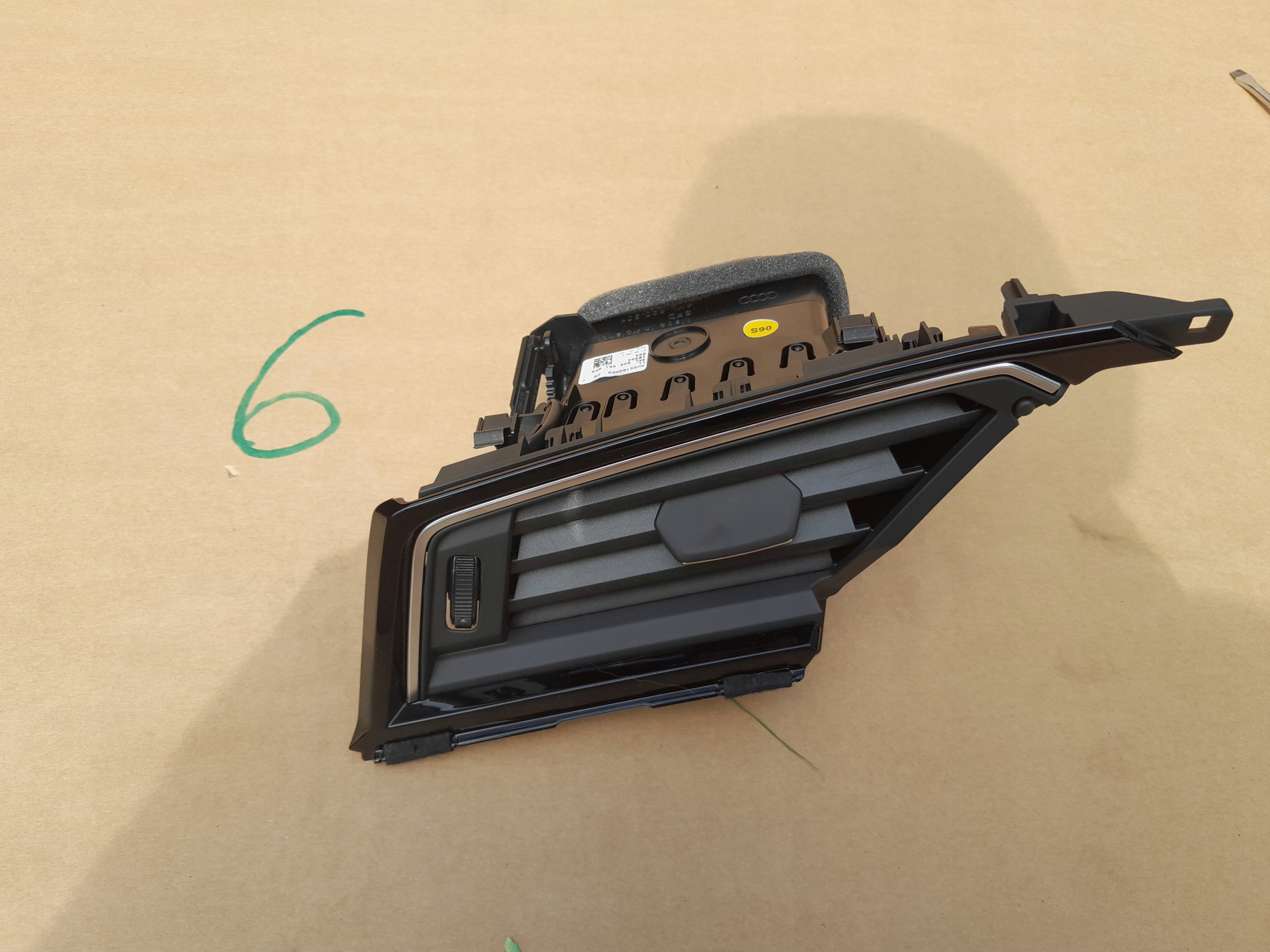 AUDI E-TRON 55 ВЕНТИЛЯЦИОННАЯ РЕШЕТКА ЛЕВАЯ 4KL820901