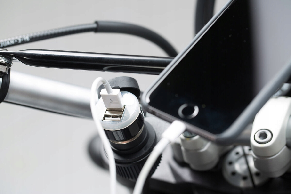 GNIAZDO ZAPALNICZKI Z ADAPTEREM USB I MOCOWANIEM Manufacturer catalog number EMA 00 107 20001 B