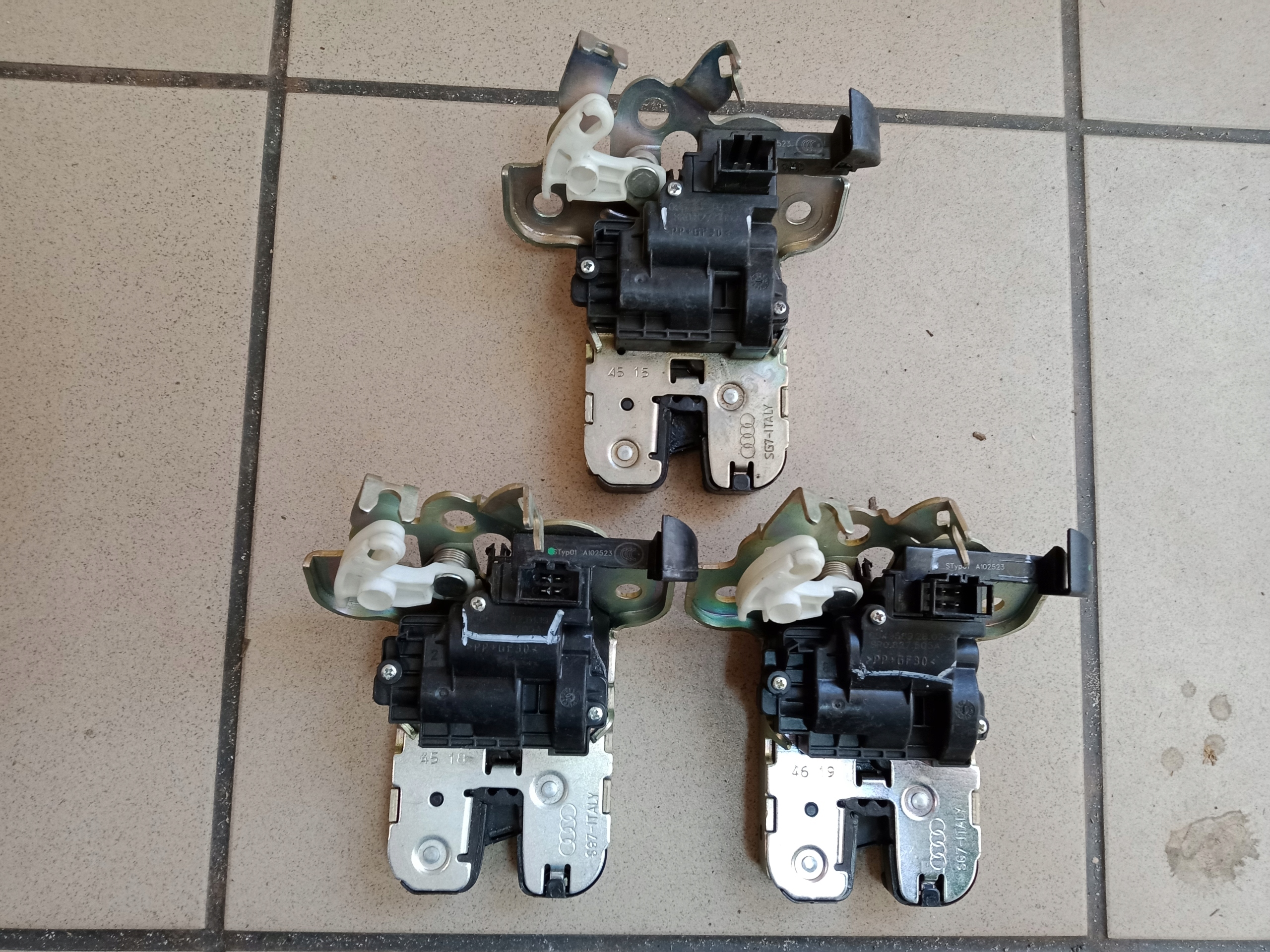 SKODA AUDI SEAT ZAMEK KLAPY TYLNEJ 8R0827505A