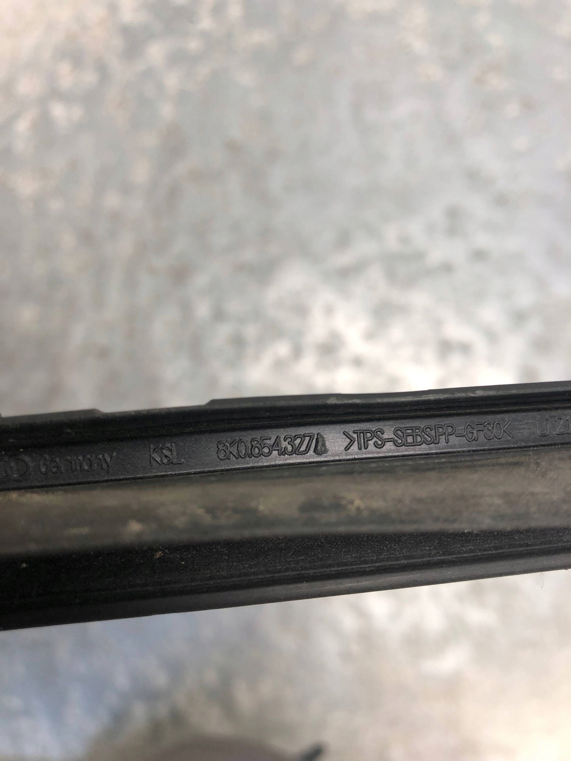 moulding windows CZOLOWEJ left front AUDI A4 B8 LIFT 8K0854327
