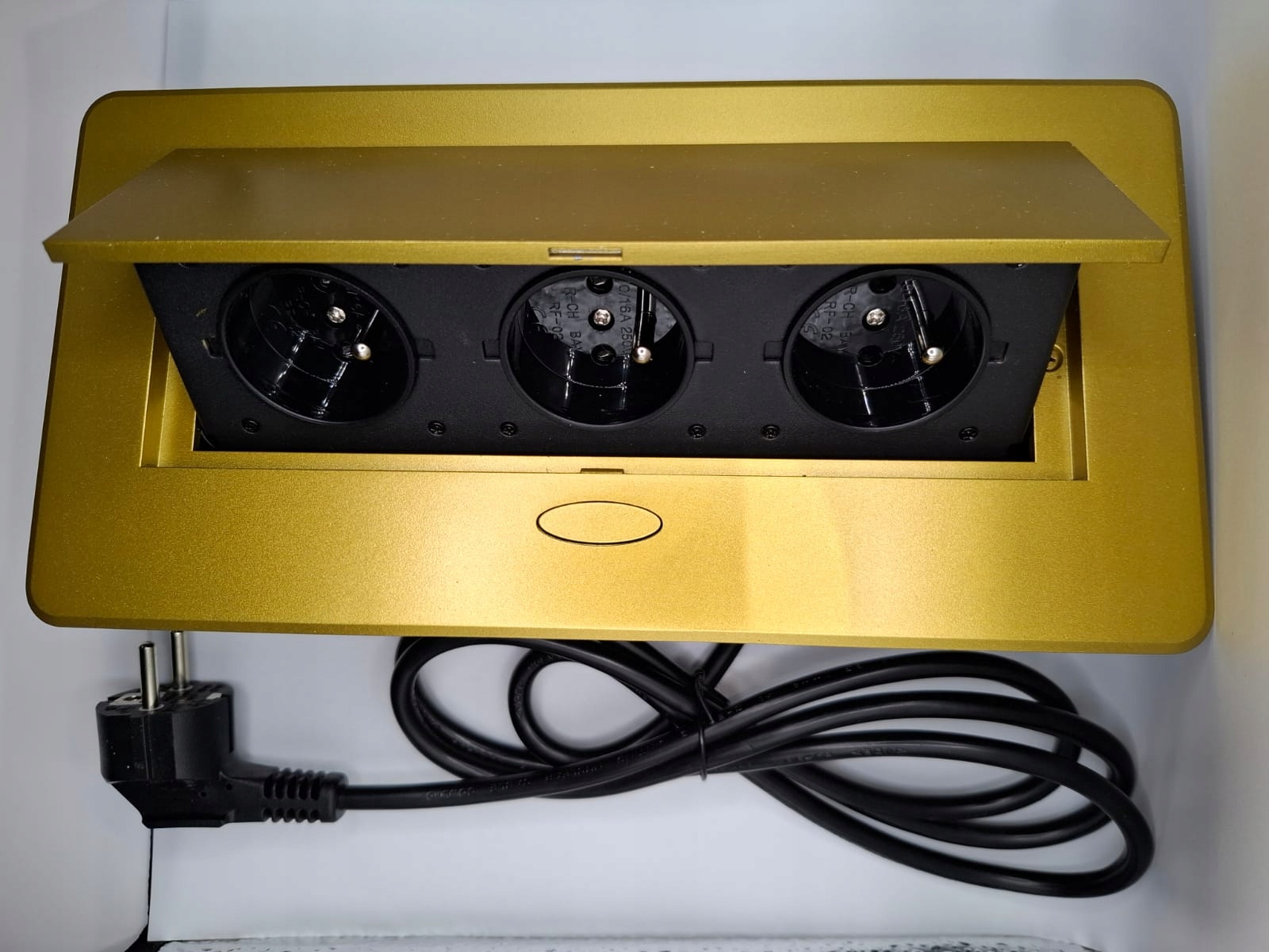 Nábytkový port prodlužovací stolní zásuvka zapuštěná do desky 3x230V zlatá