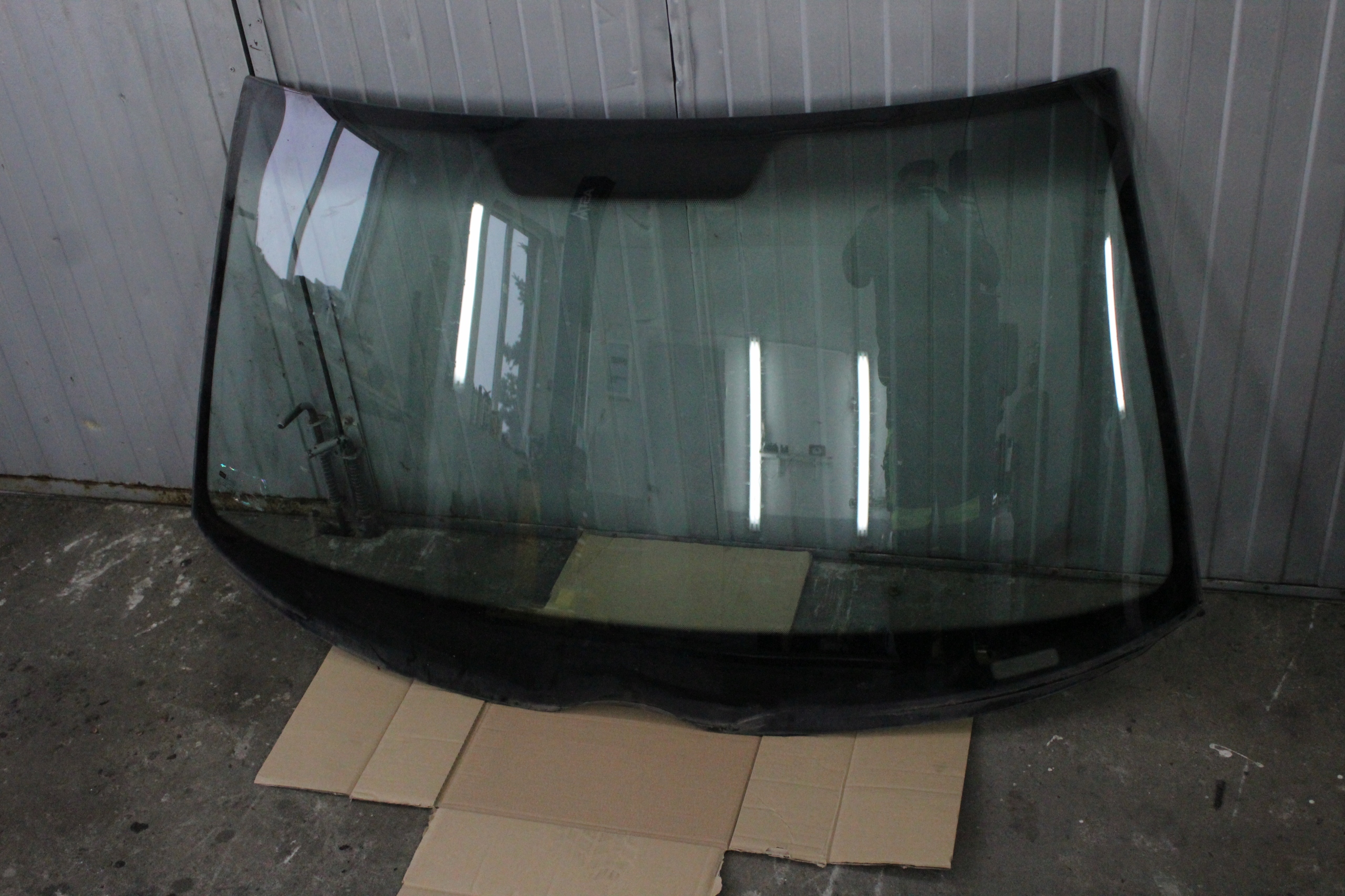 SZYBA PRZEDNIA MERCEDES W210