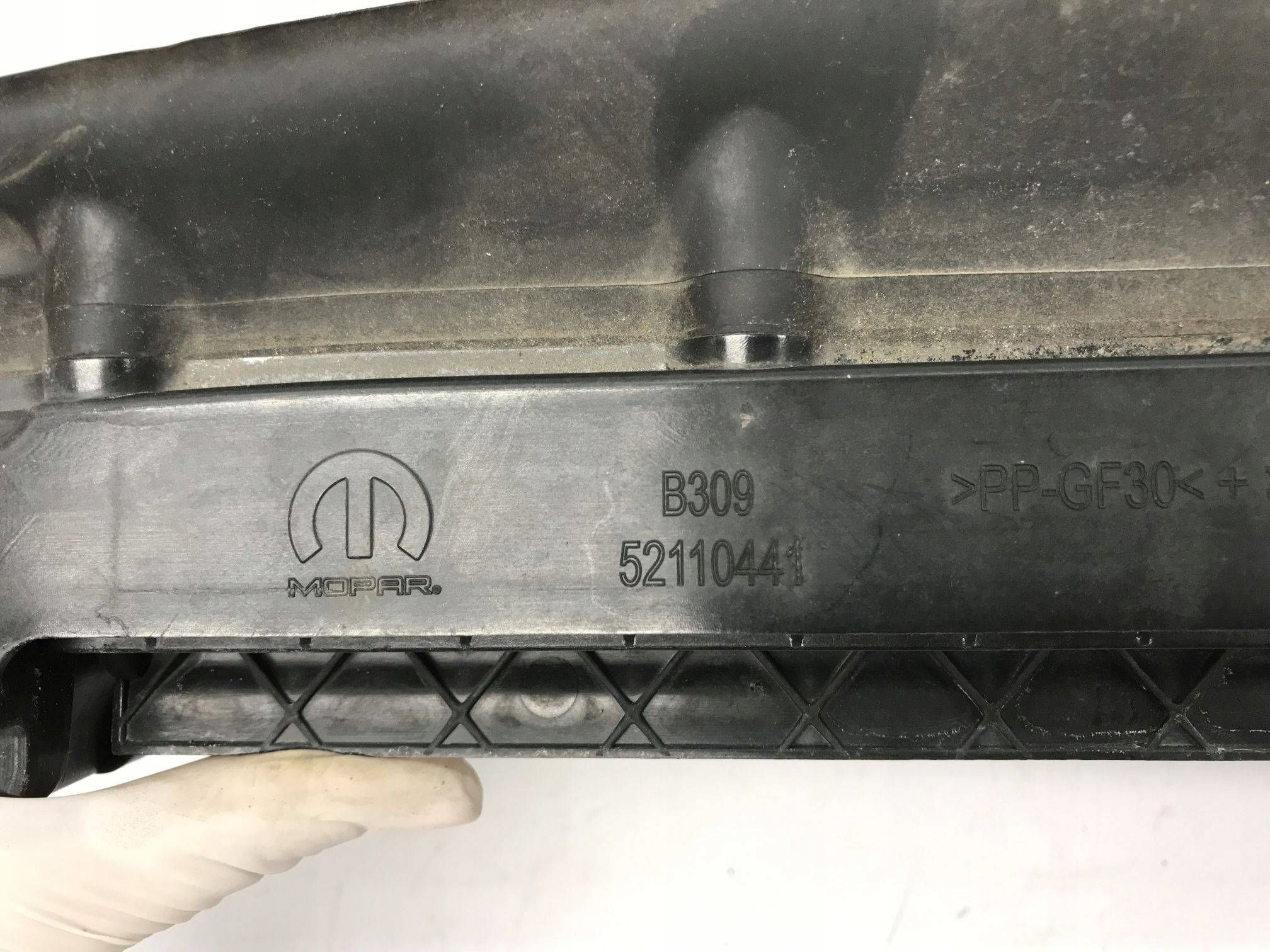 канал впуска воздушный радиатора Dodge RAM 13- 52110441