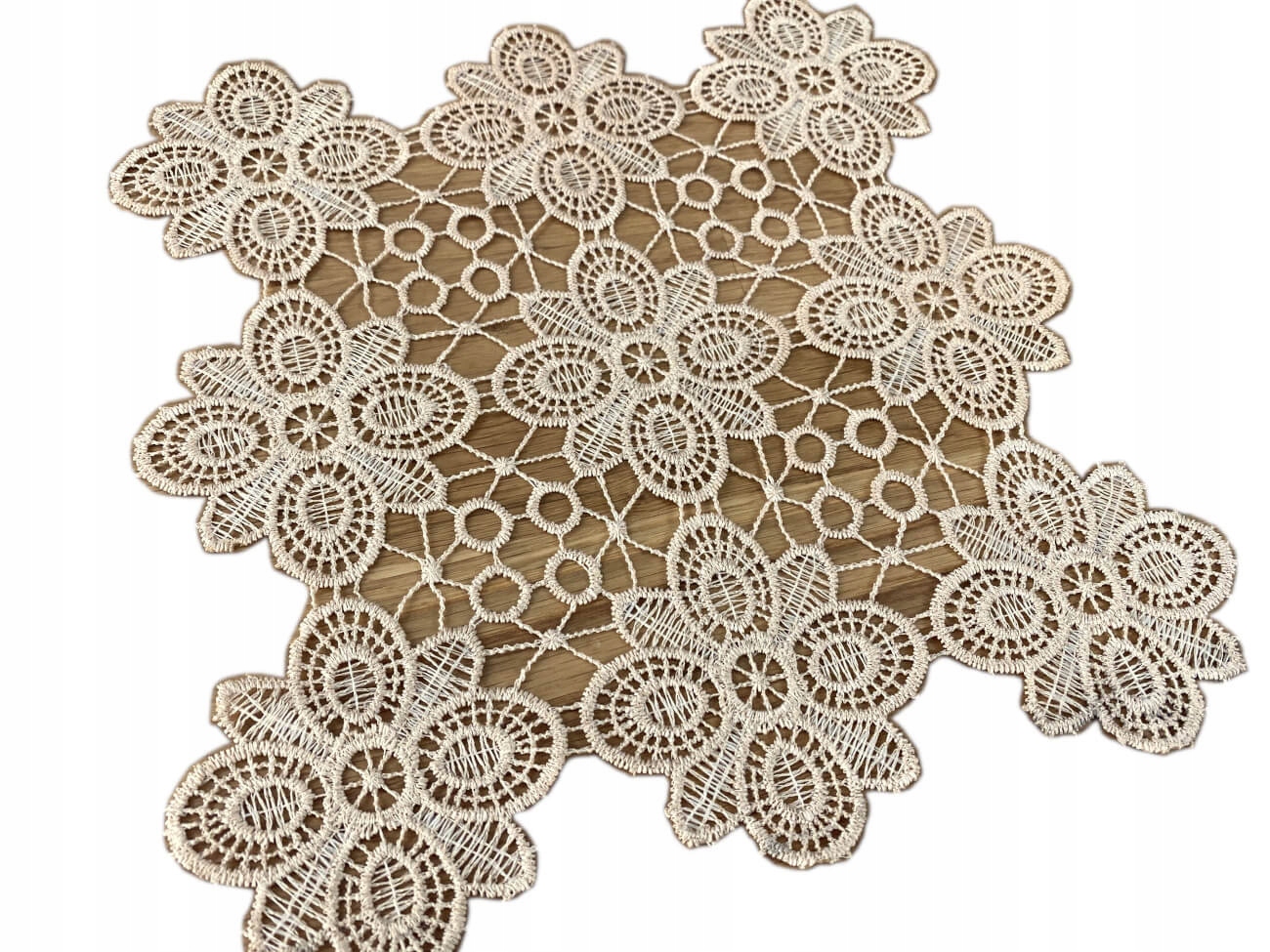 

Serwetka 23x23 cm pełna gipiura złota