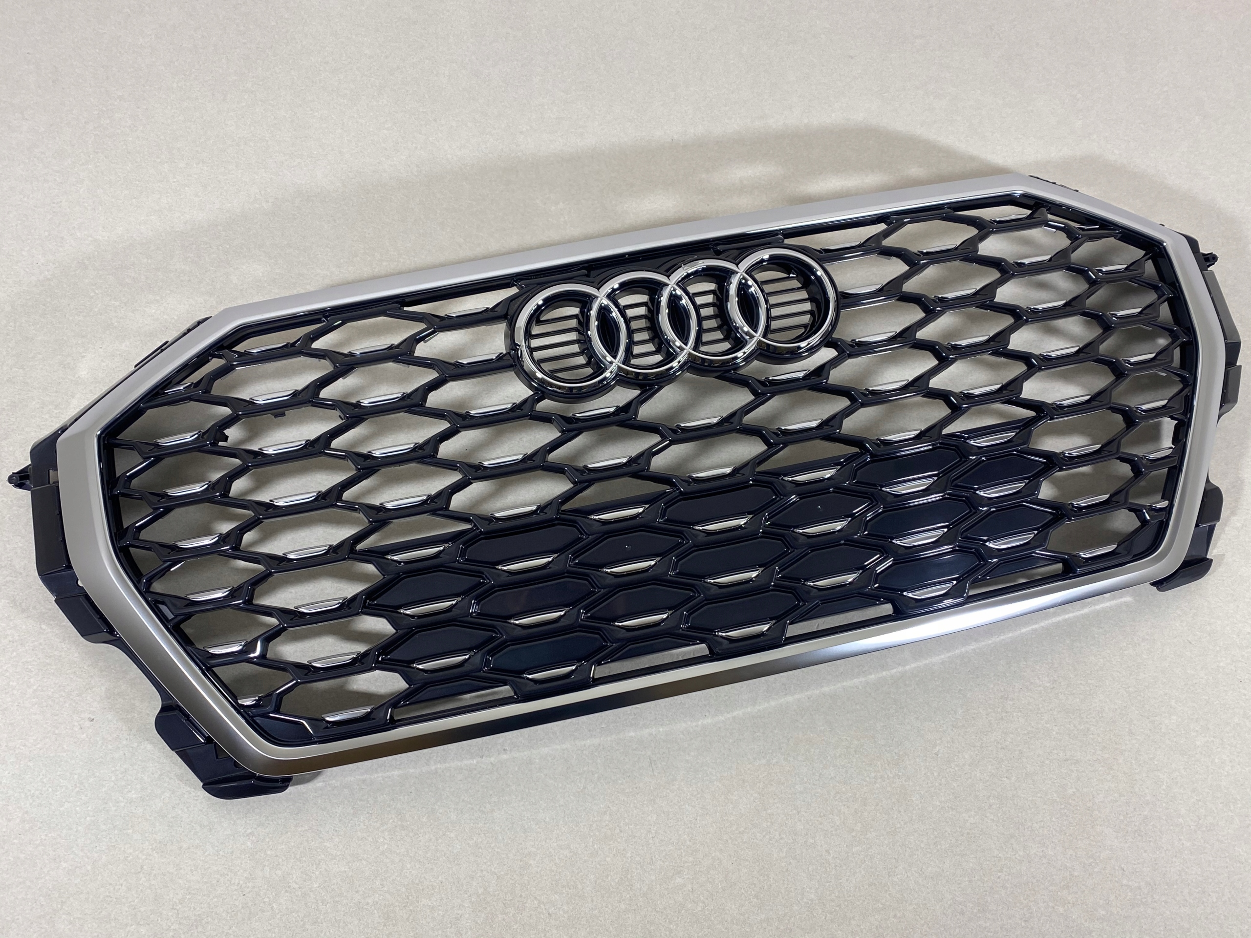 AUDI Q3 83F S-LINE ATRAPA GRILL PRZÓD CHROM NOWY Typ samochodu 4x4/SUV Samochody osobowe