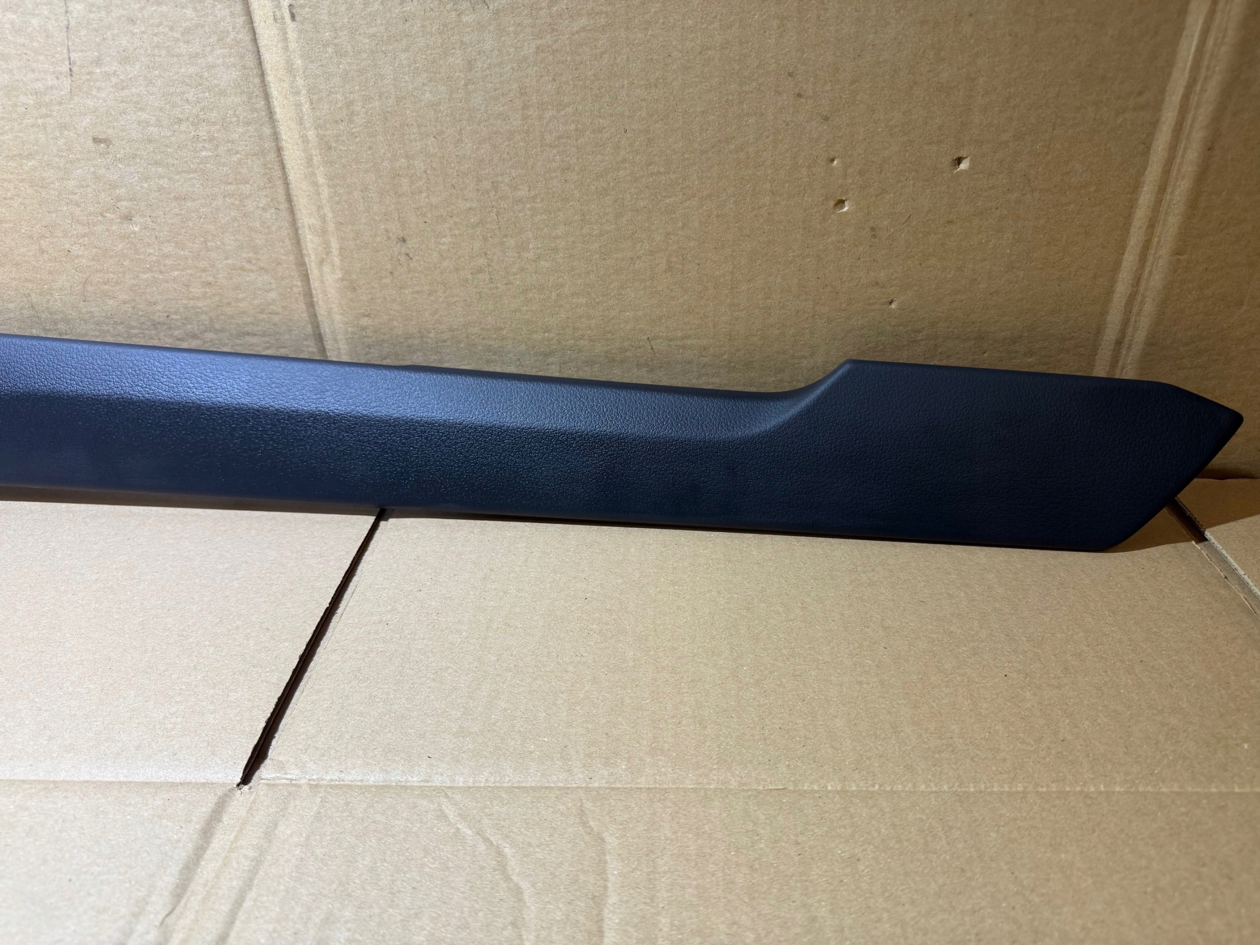 AUDI A6 C8 moulding side TUNELU SRODKOWEGO left 4K0863305