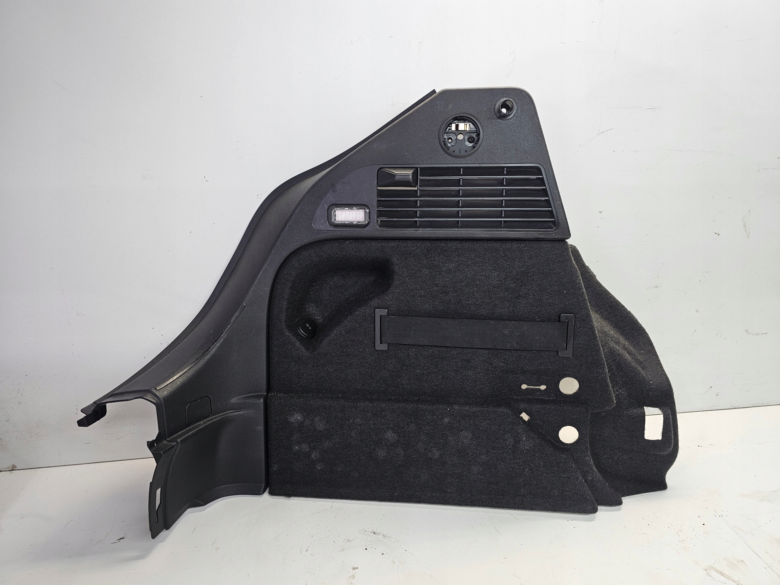 BOCZEK BAGAŻNIKA LEWY AUDI A1 8X 3-DRZWI 8X3867761E