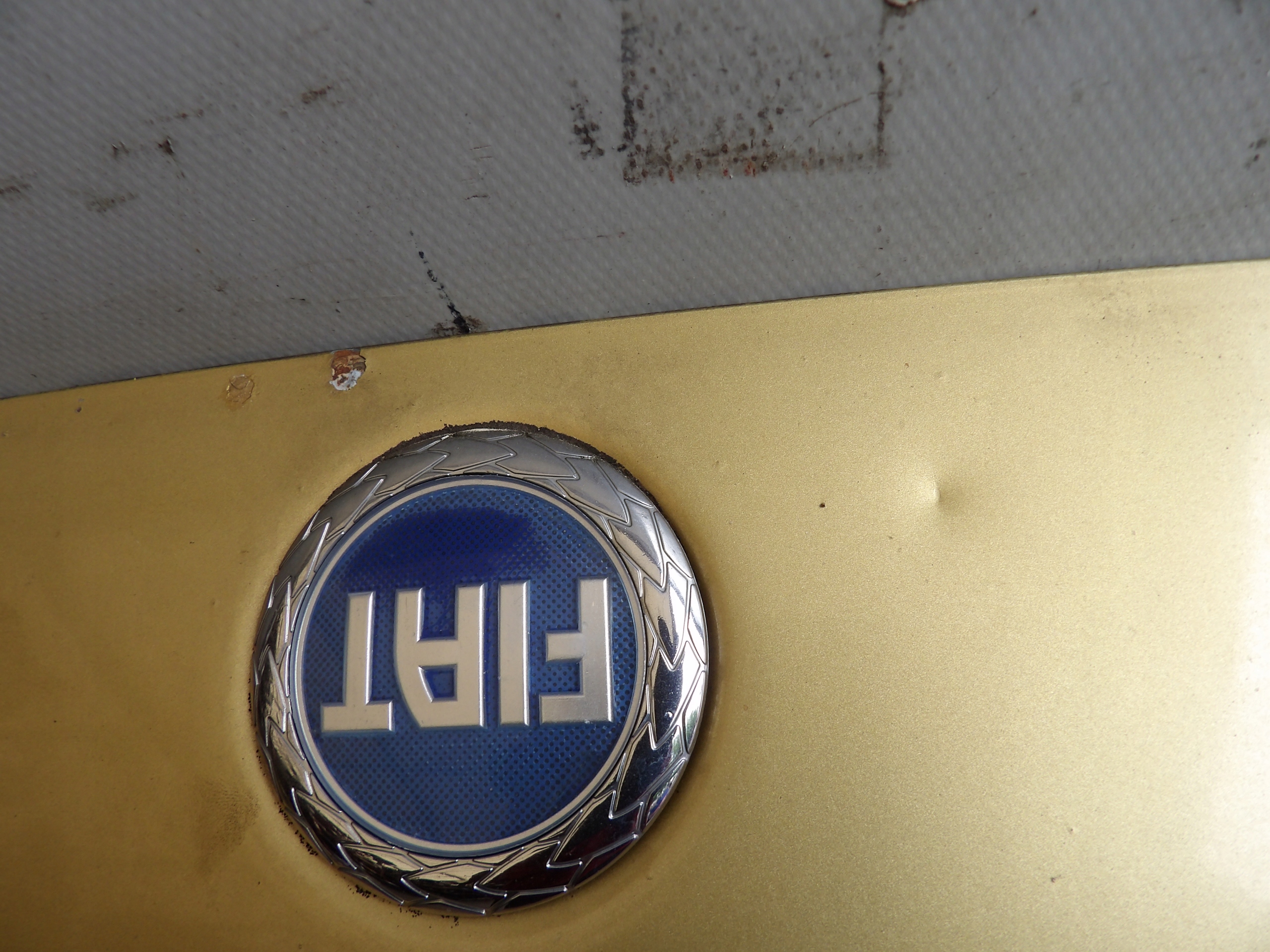 Fiat Punto II cofano lak. 527