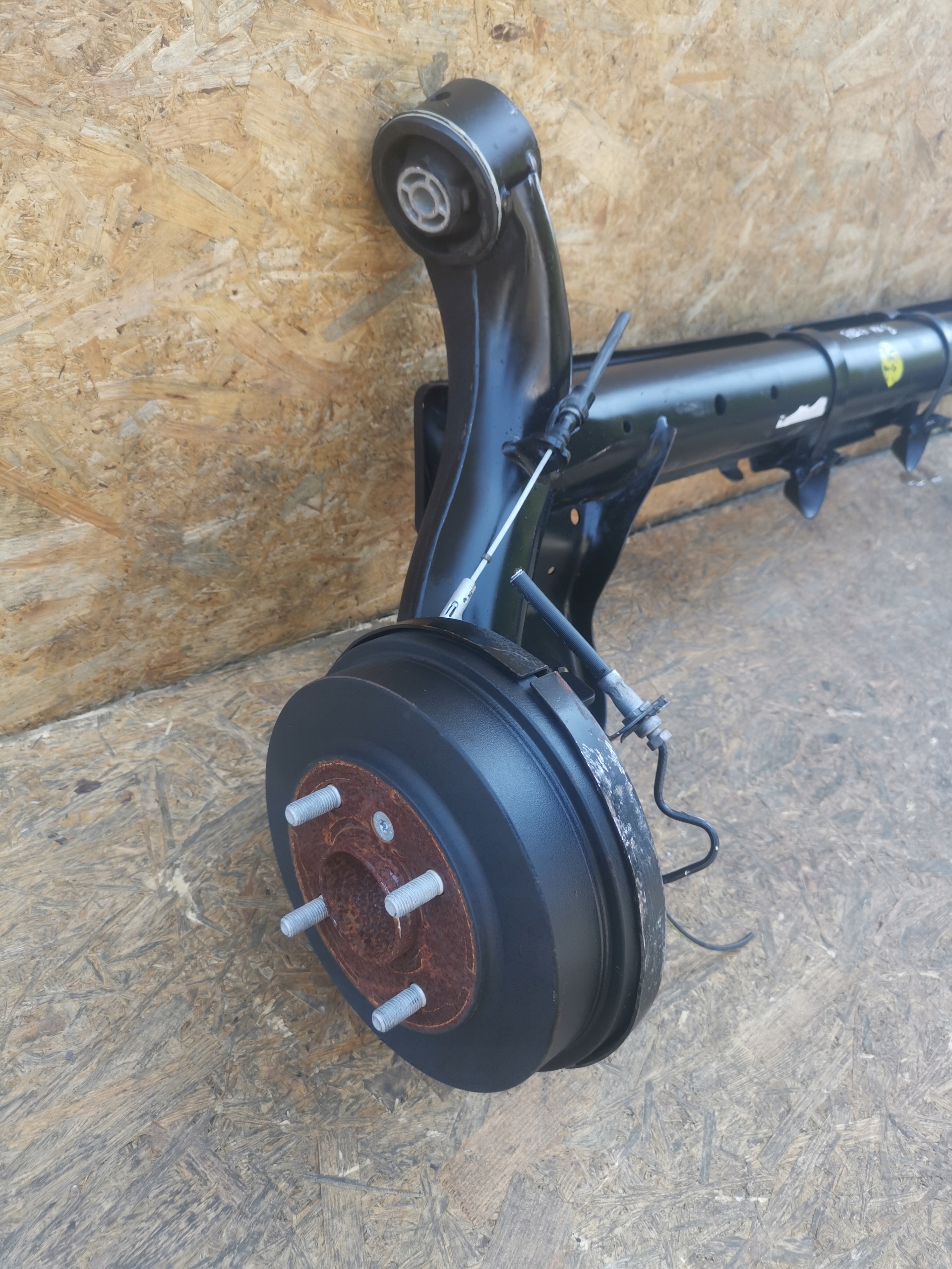 BELKA TYŁ TYLNA FORD FIESTA MK8 BĘBNY Producent części Ford OE